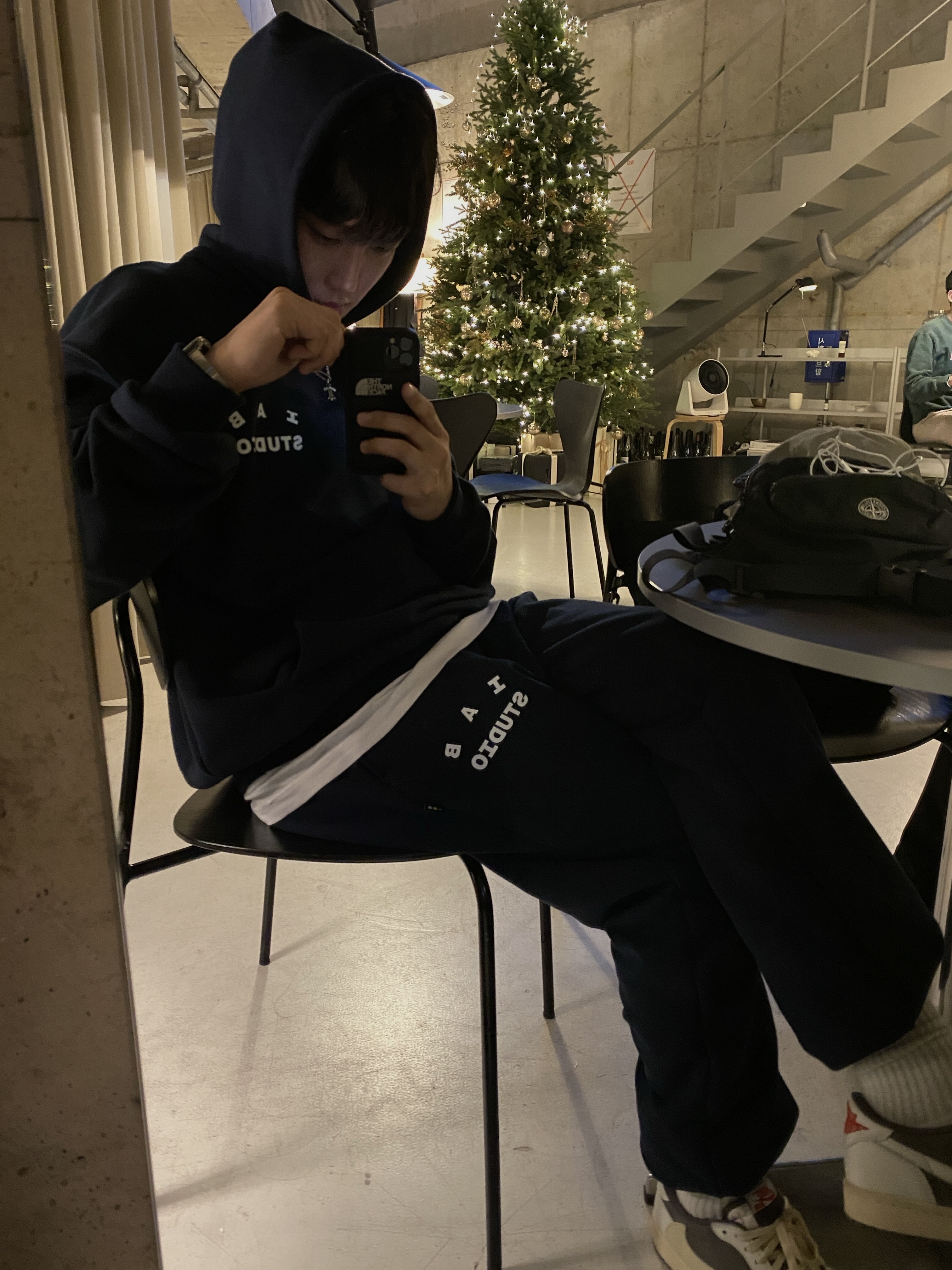 IAB Studio Hoodie Navy - 21SS, IAB Studio Sweatpants Navy - 21SS 착용 스타일 - 1