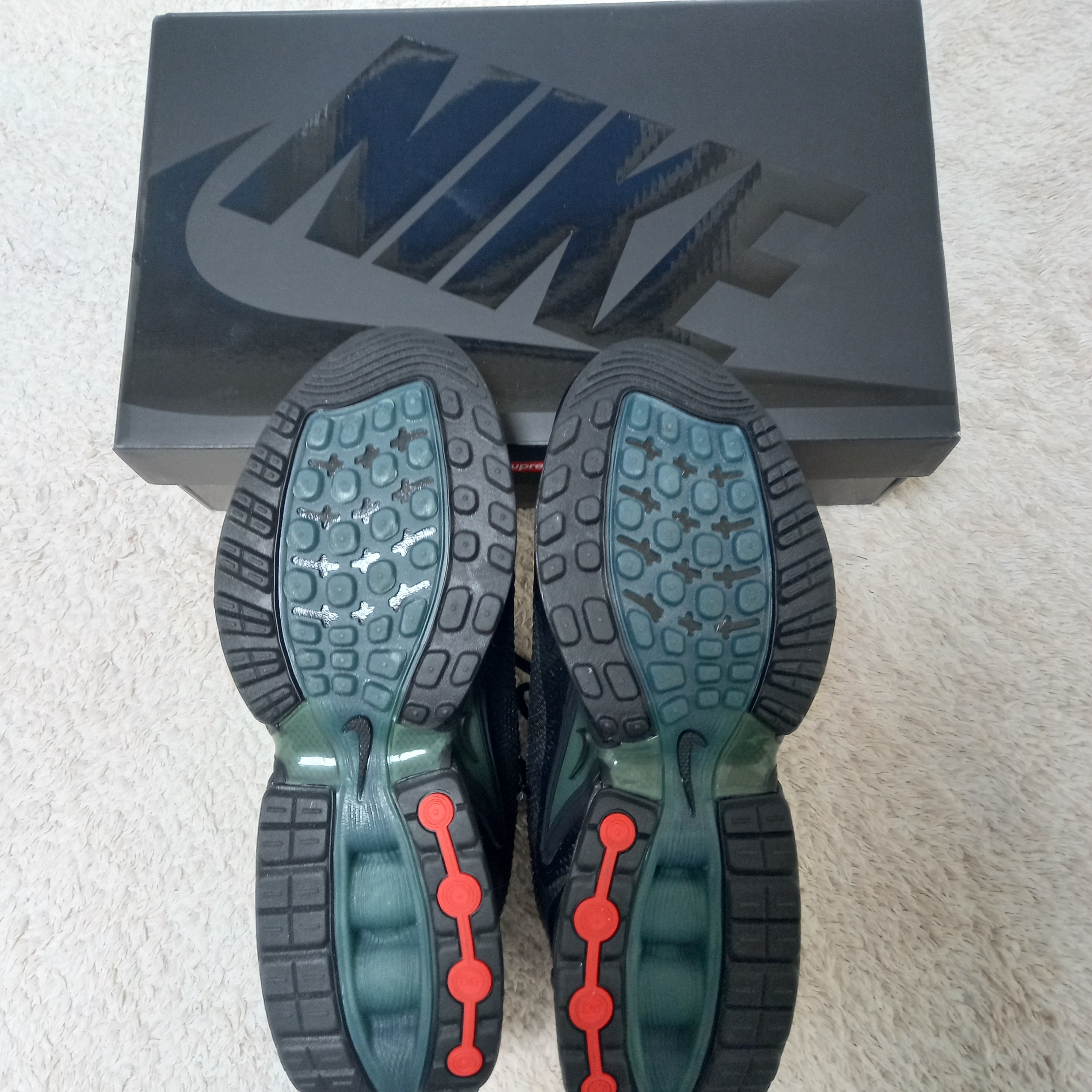 Nike x Supreme Air Max DN SP Black Galactic Jade, Nike Everyday Plus Cushioned Crew Socks White Varsity Royal (Korean Ver.) 착용 스타일 - 9