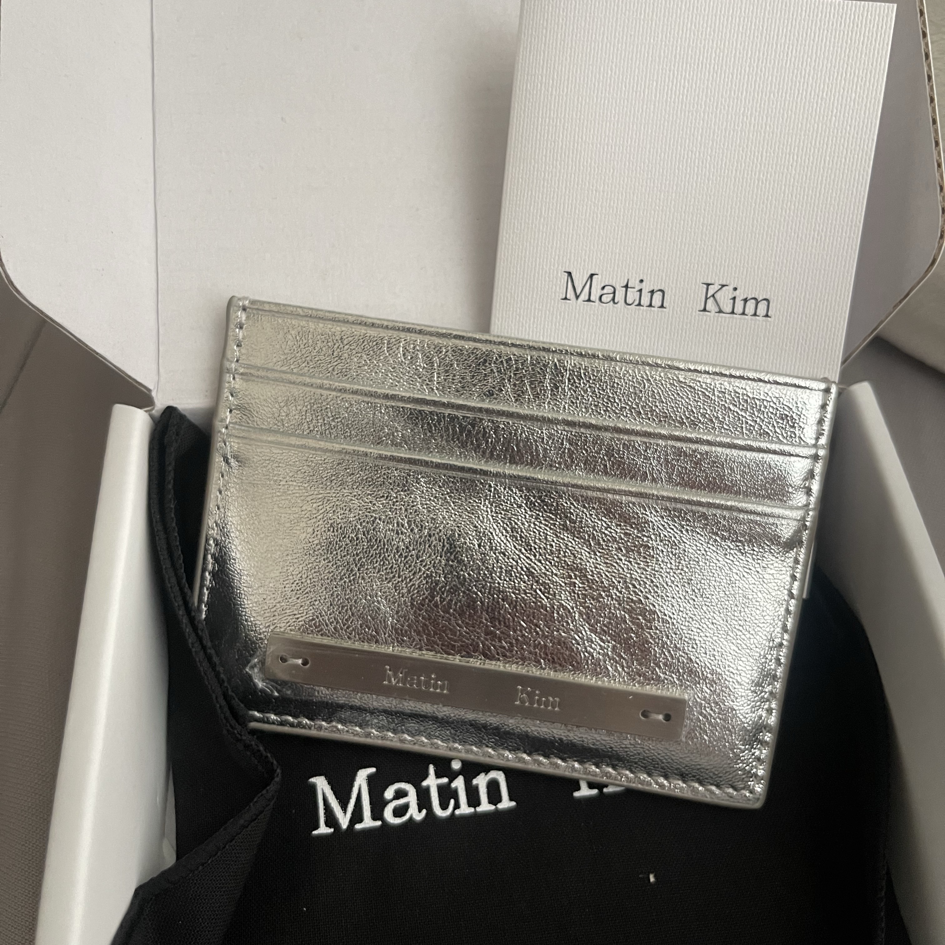Matin Kim Vintage Card Wallet Silver 착용 스타일 - 2