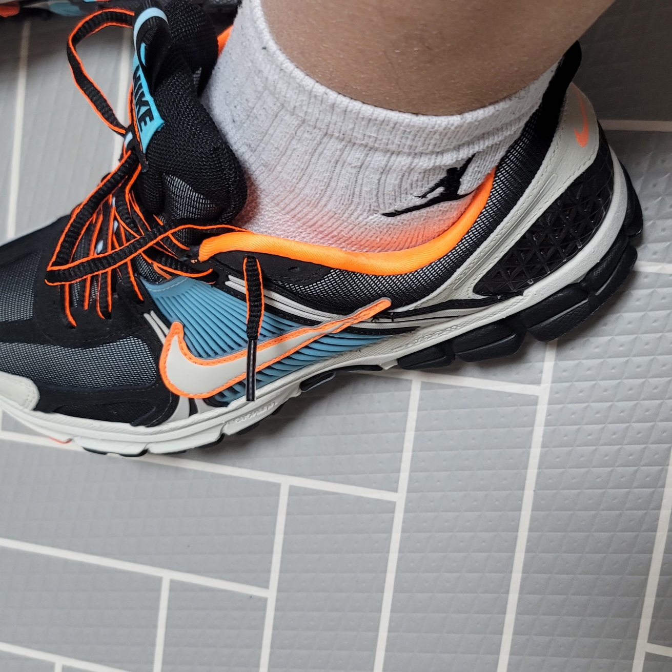 (W) Nike Zoom Vomero 5 Black Blue Gaze 착용 스타일 - 2