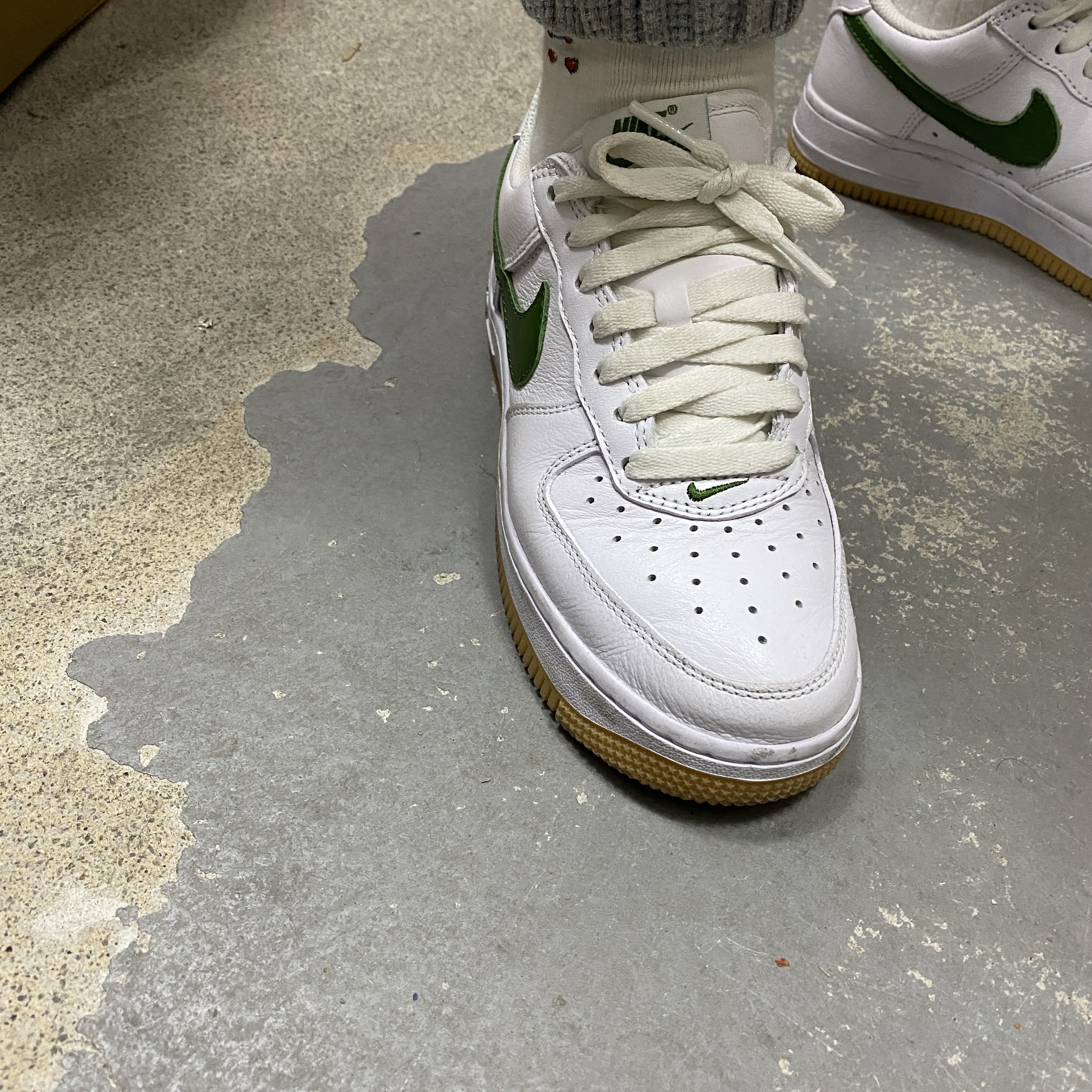 Nike Air Force 1 Low Retro Color of the Month White Forest Green, Nike Air Force 1 Low Retro QS University Gold 착용 스타일 - 2