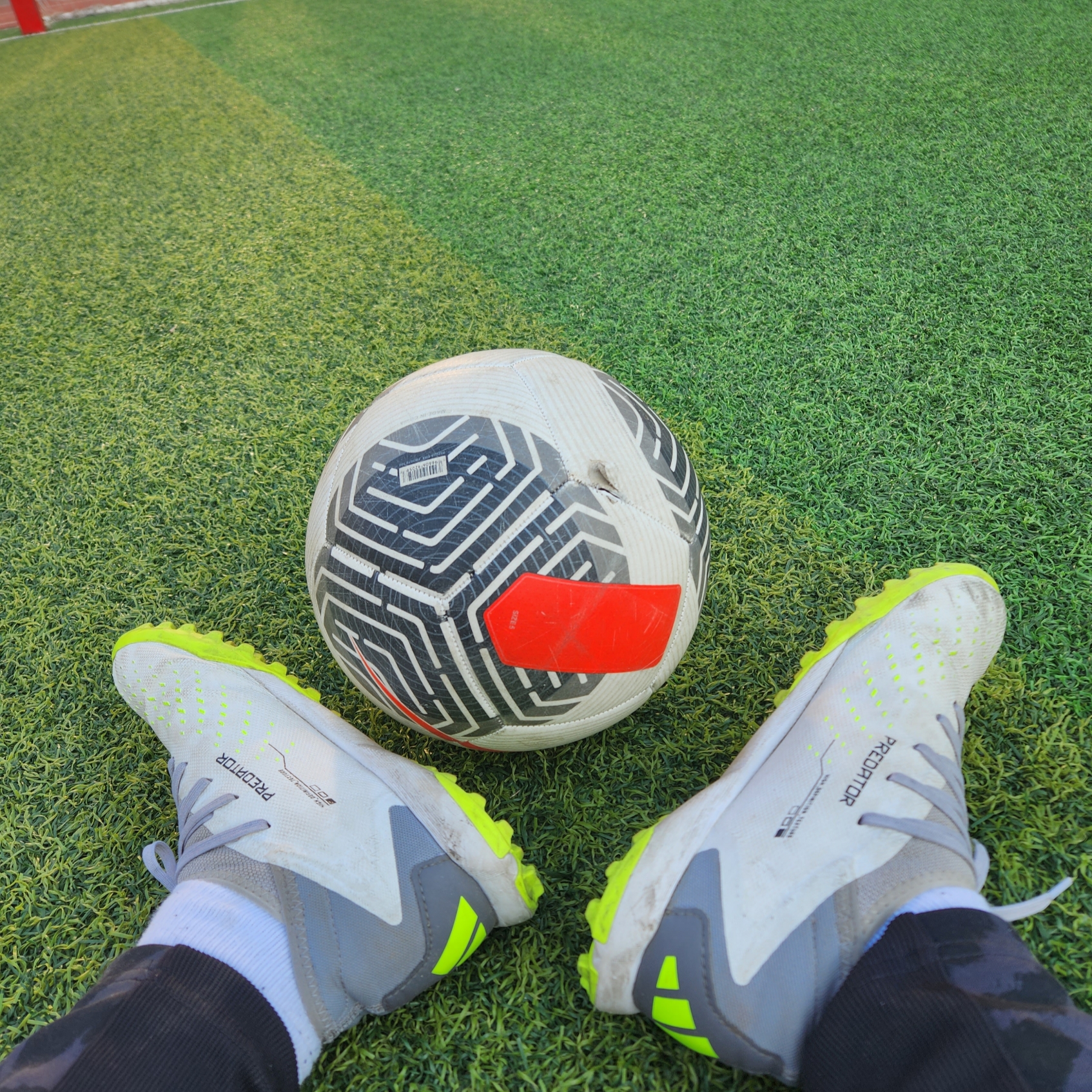 Nike Pitch Football White, Adidas Predator Accuracy.3 TF Cloud White Lucid Lemon 착용 스타일