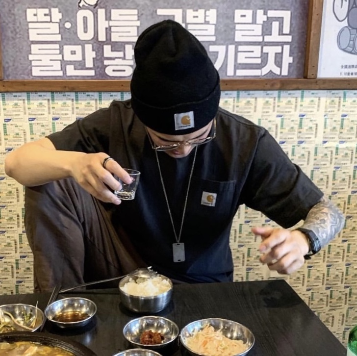 Carhartt Knit Cuffed Beanie Black, Carhartt Loose Fit Heavyweight Regular Short Sleeve Pocket T-Shirt Black 착용 스타일 - 1