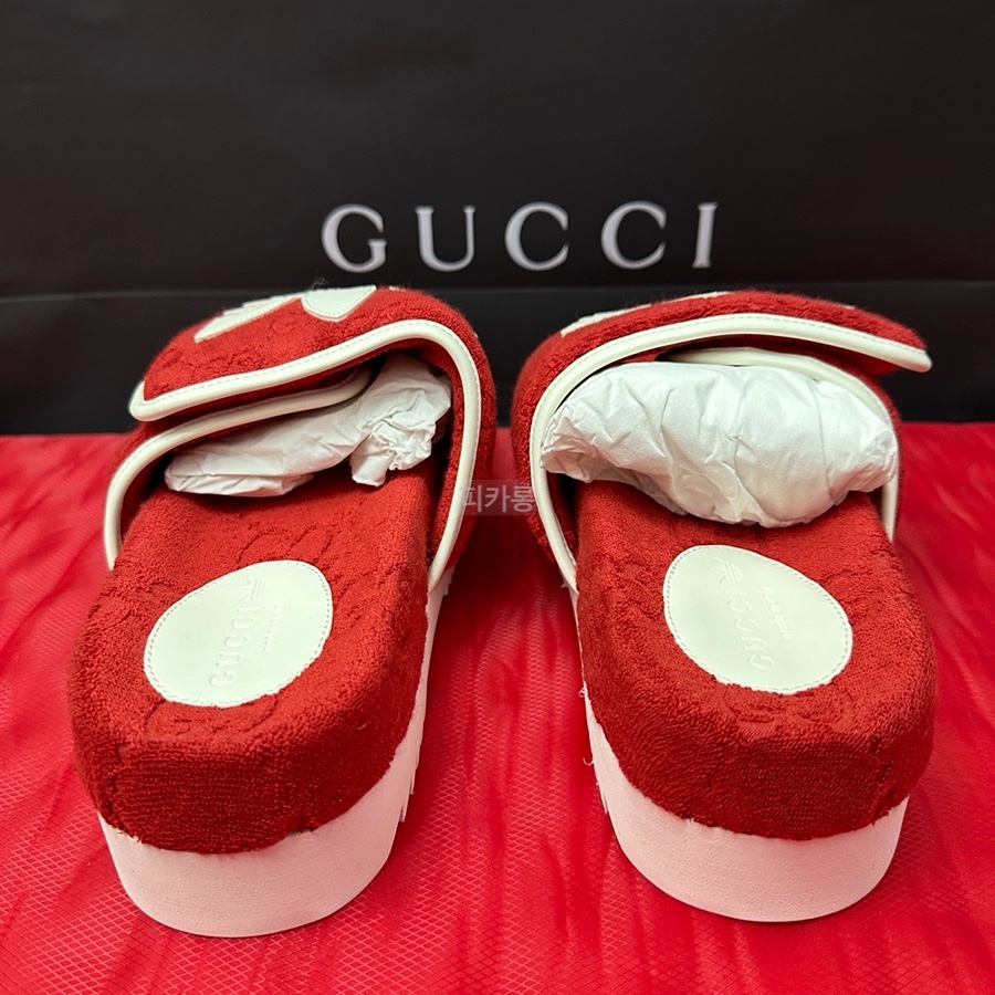 Gucci x Adidas GG Platform Sandal Red 착용 스타일 - 4