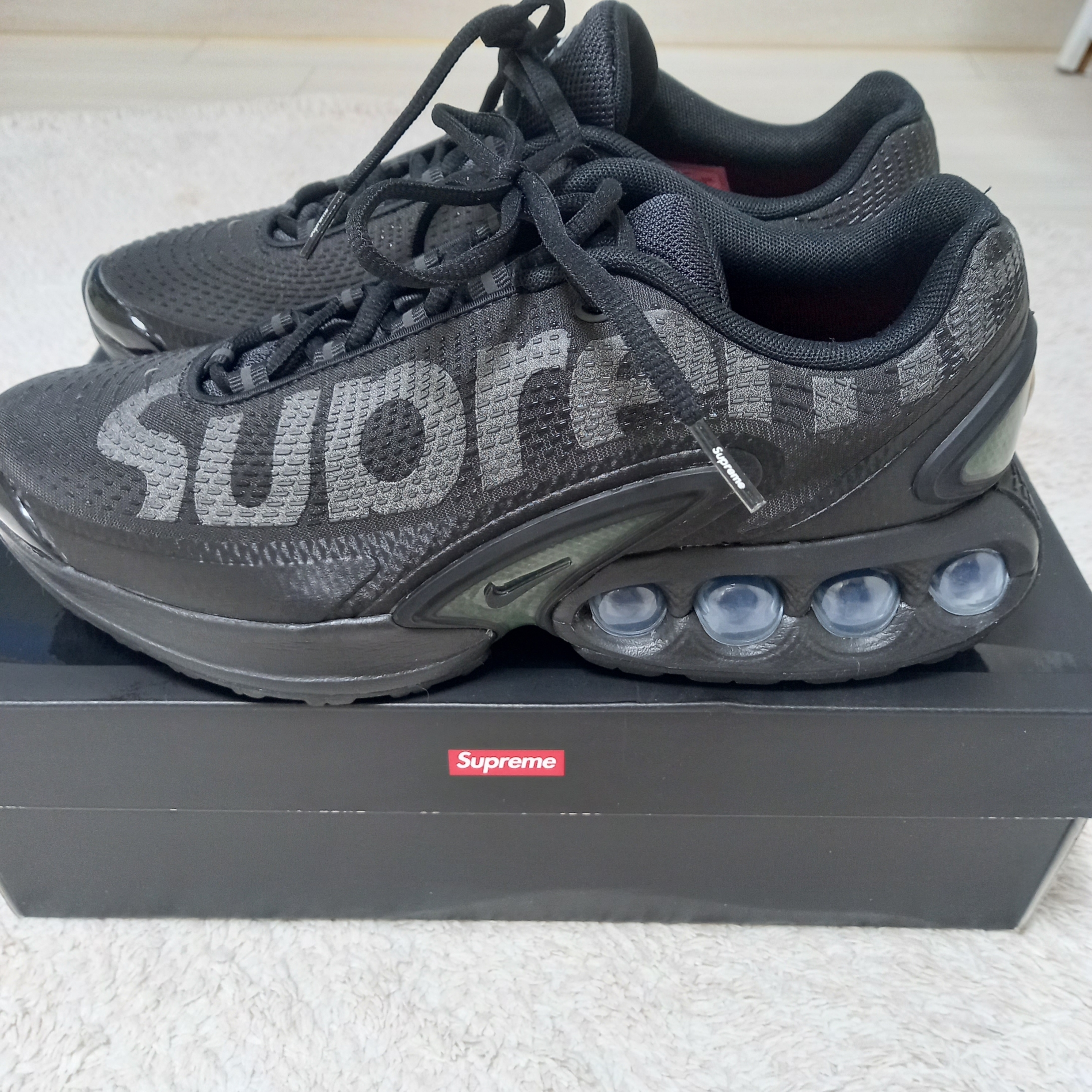 Nike x Supreme Air Max DN SP Black Galactic Jade, Nike Everyday Plus Cushioned Crew Socks White Varsity Royal (Korean Ver.) 착용 스타일 - 4