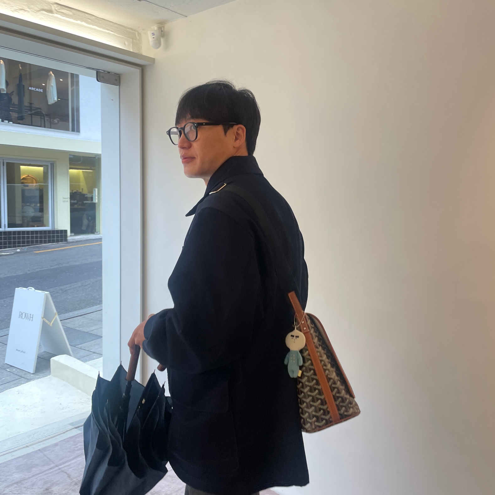 Gentle Monster Ron 01 Black, Goyard Capetien MM Messenger Bag Black 착용 스타일 - 1