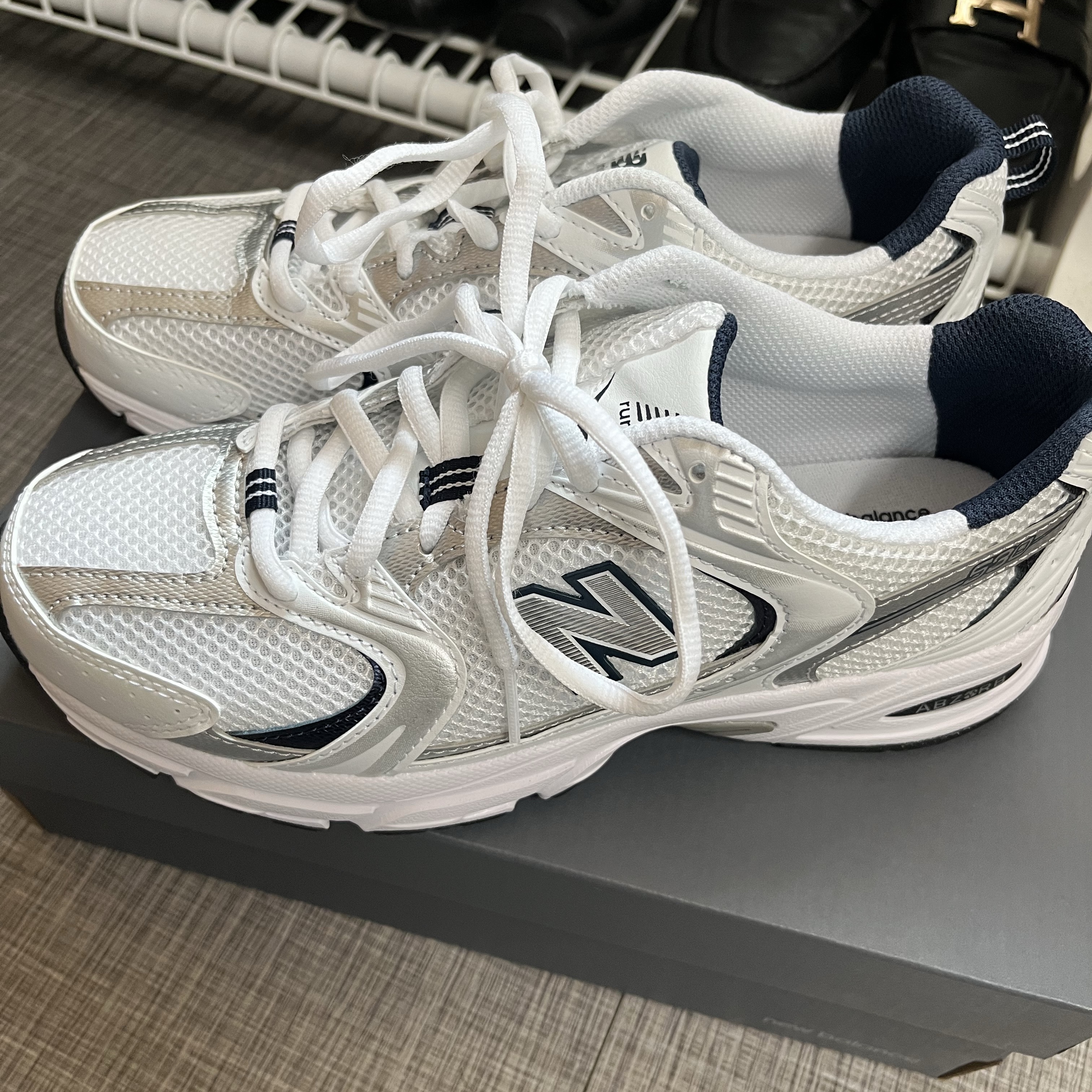 New Balance 530 White 착용 스타일 - 1