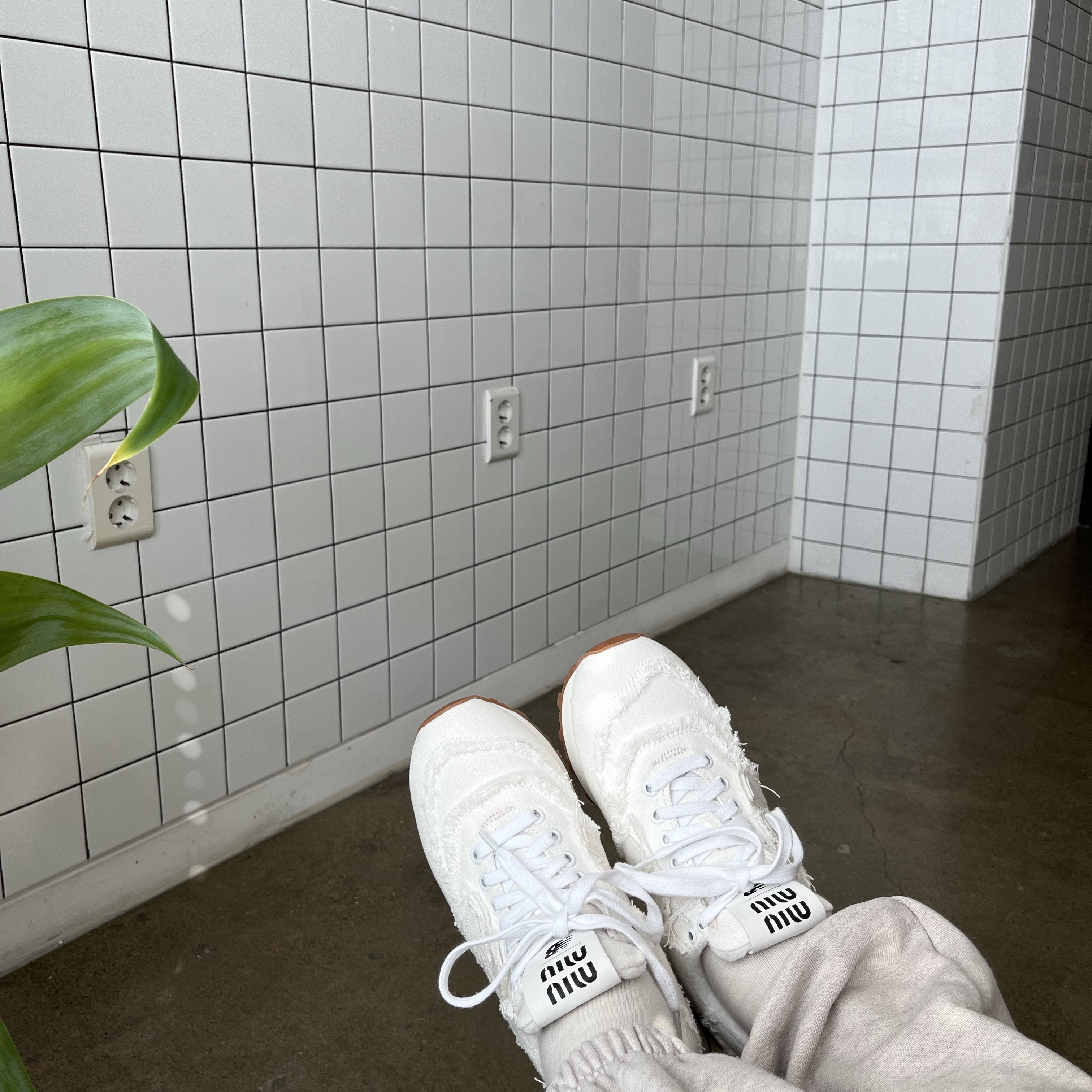 (W) New Balance x Miu Miu 574 Denim White 착용 스타일 - 2