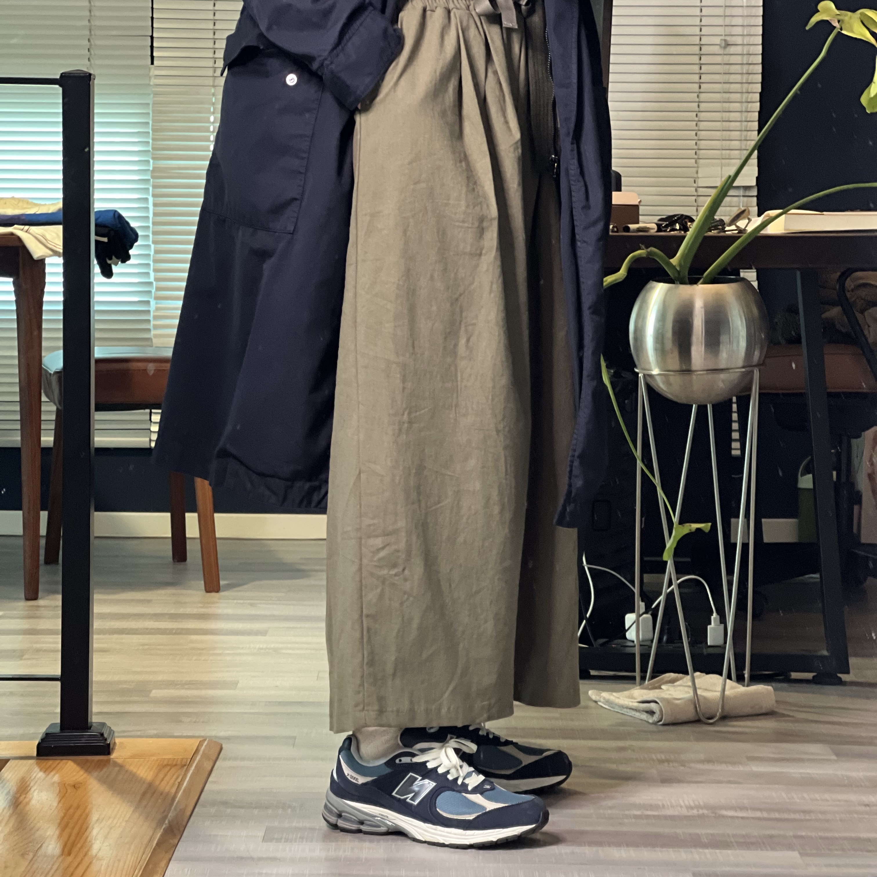 New Balance 2002R Premium Vintage Navy Grey 착용 스타일 - 3