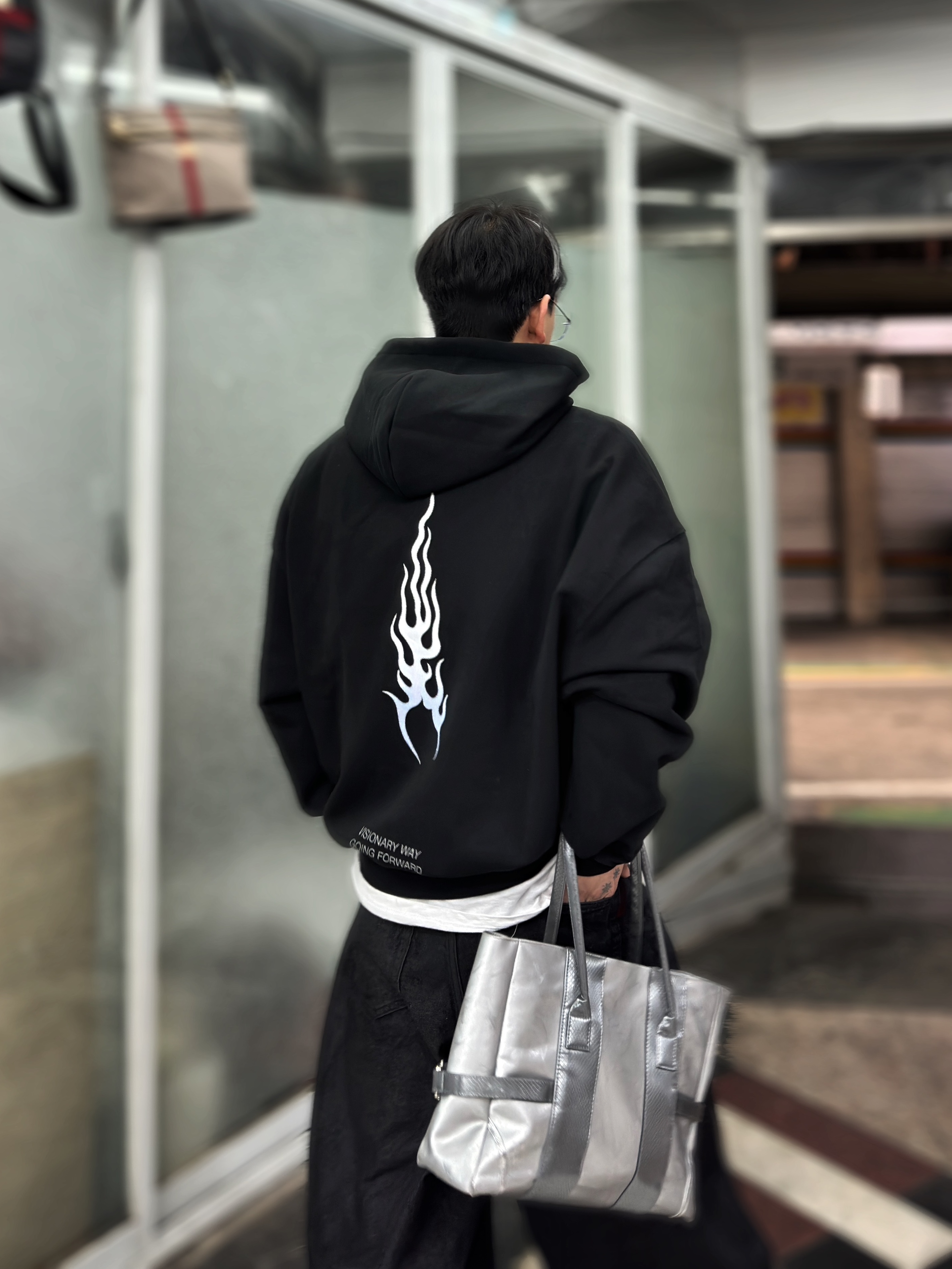 Jordan 1 Retro High OG Chicago 2015, Apple AirPods Max Lightning Space Gray (Korean Ver.) 착용 스타일 - 4