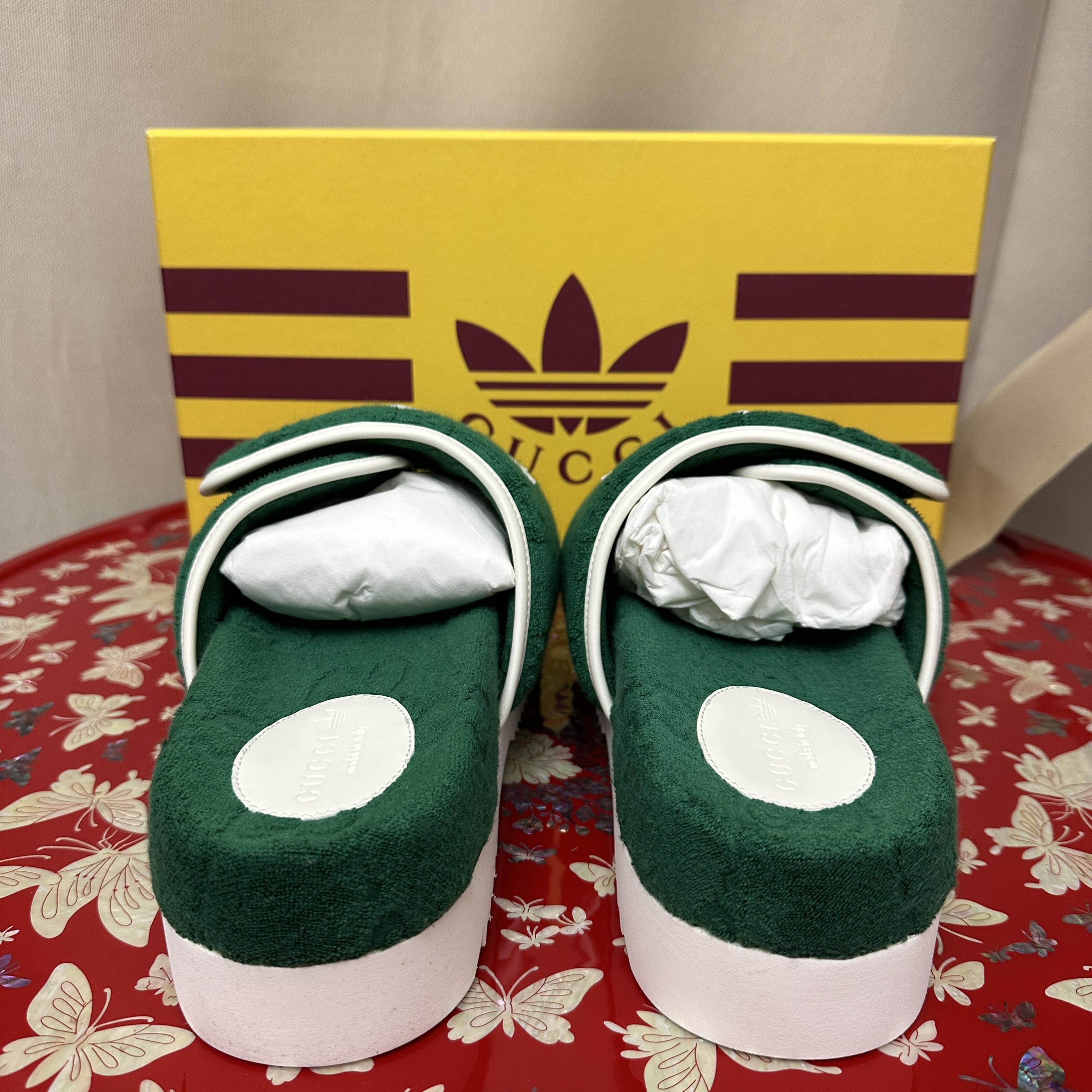 Gucci x Adidas GG Platform Sandal Green 착용 스타일 - 4
