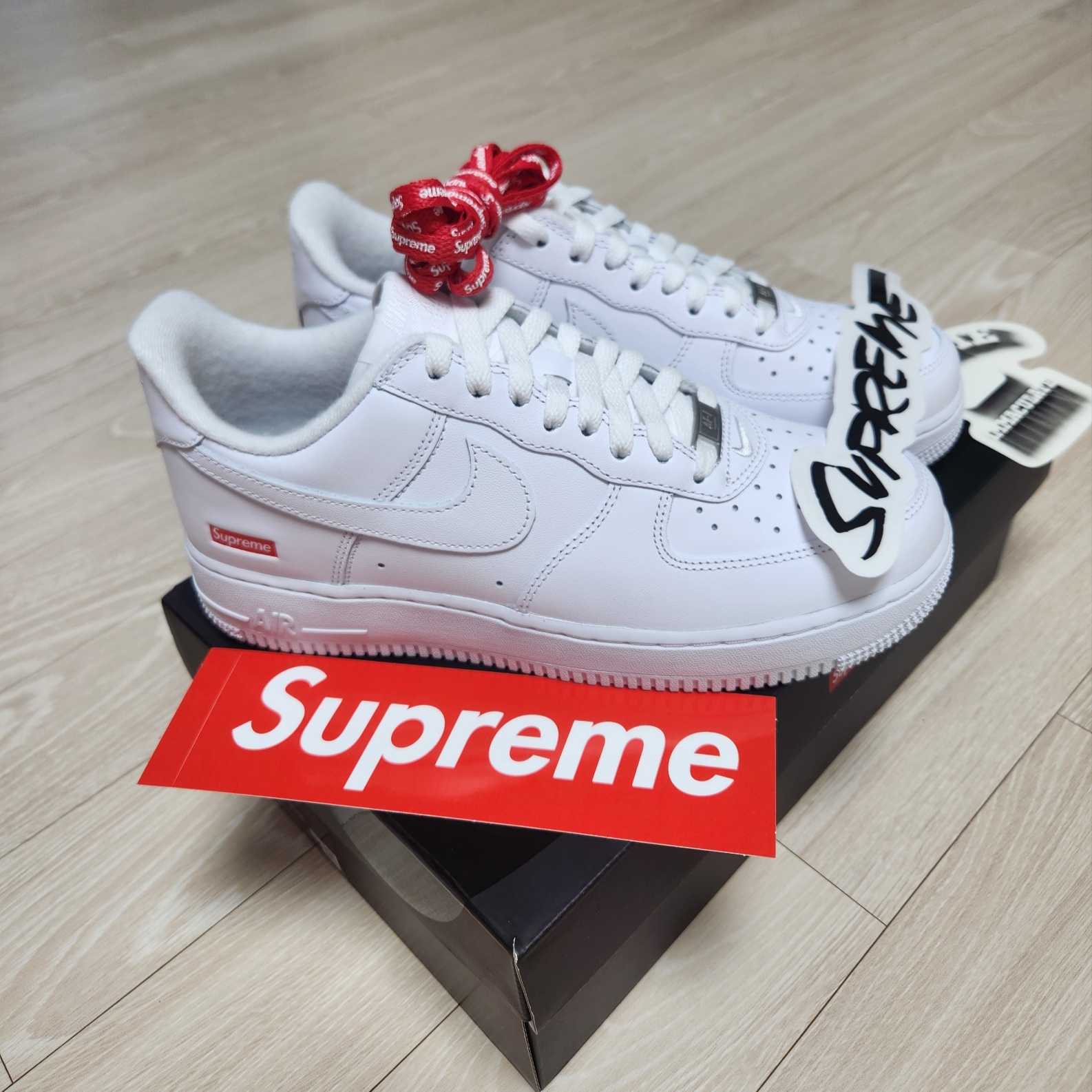 Nike x Supreme Air Force 1 Low White 착용 스타일 - 1
