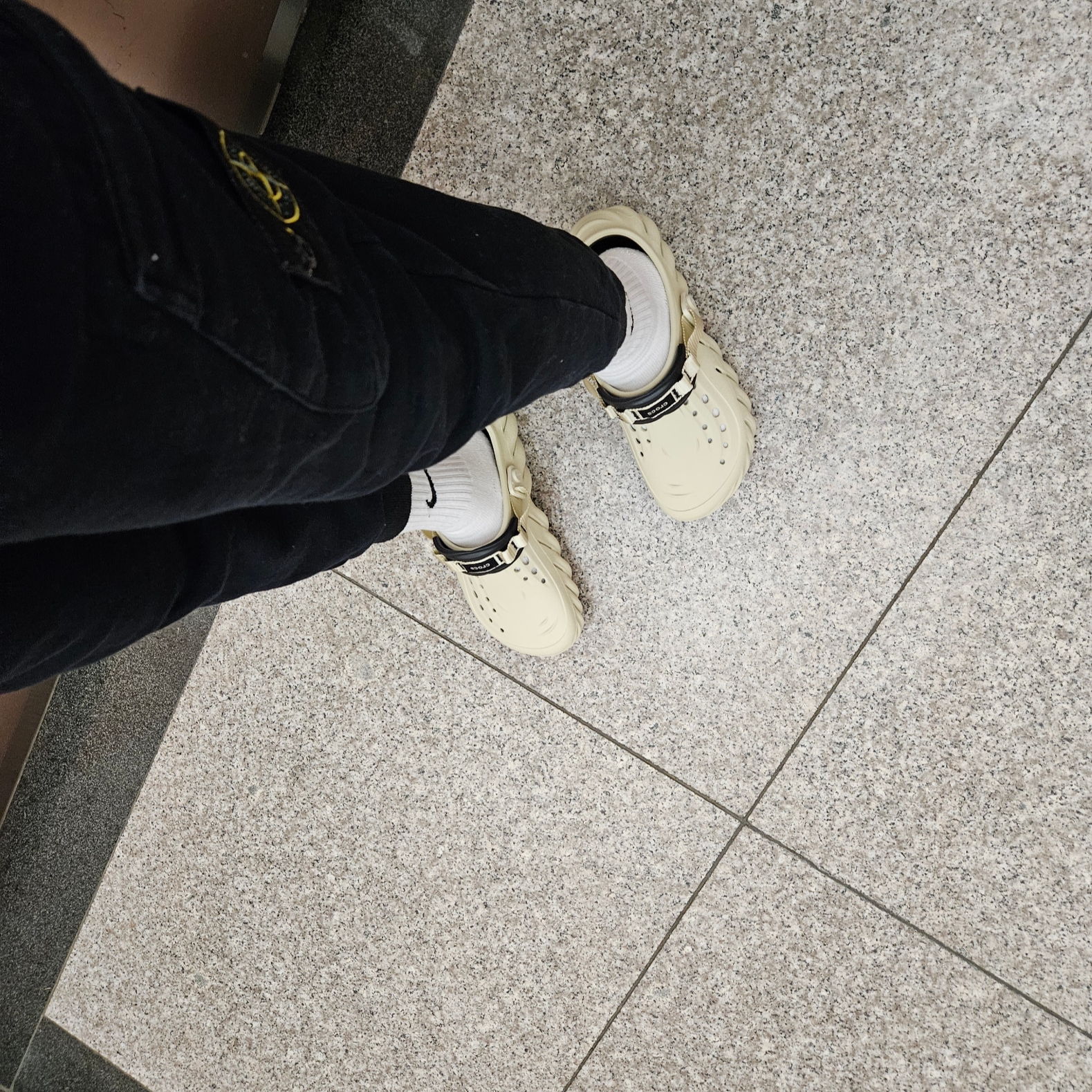 Crocs Echo Clog Bone Black 착용 스타일