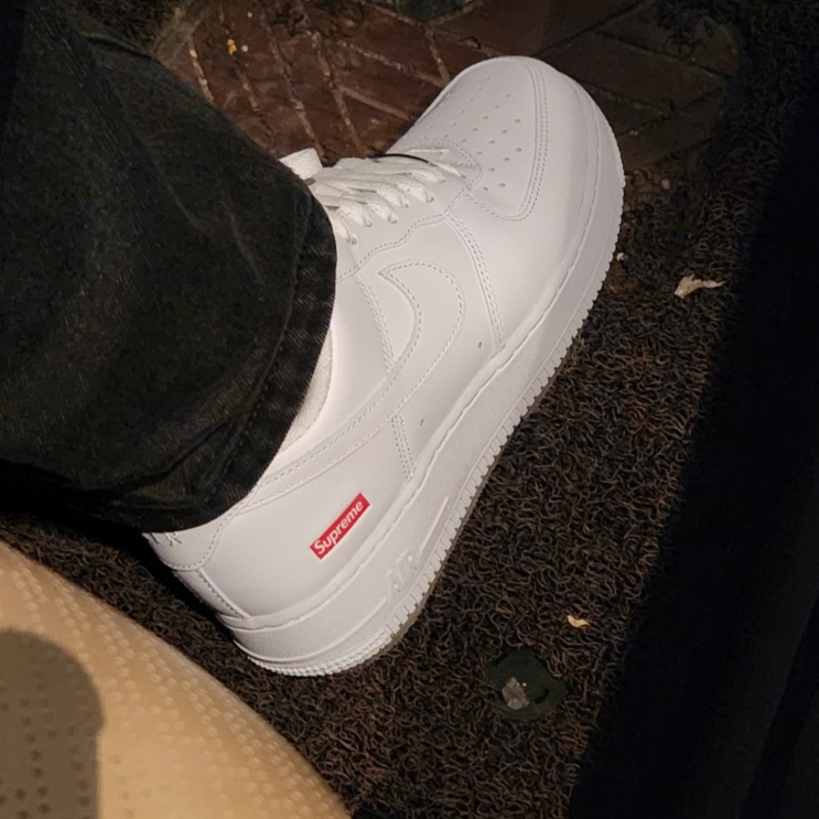 Nike x Supreme Air Force 1 Low White 착용 스타일 - 3