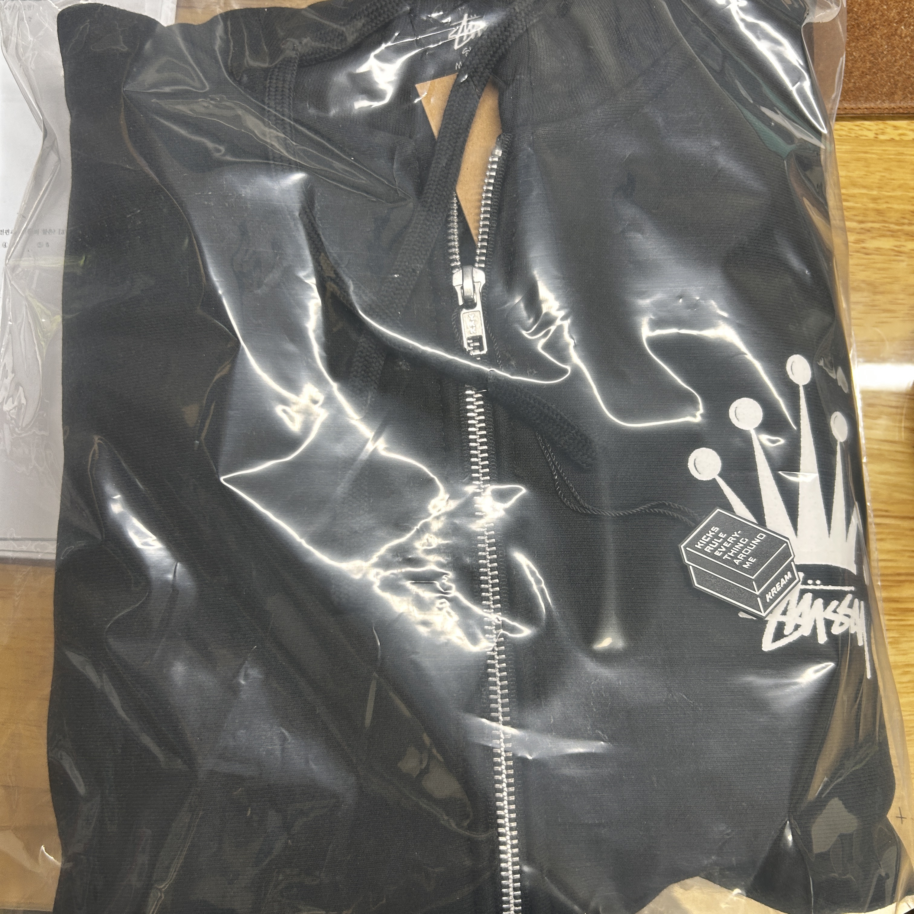 Stussy Regal Crown Zip Hoodie Black 착용 스타일 - 5