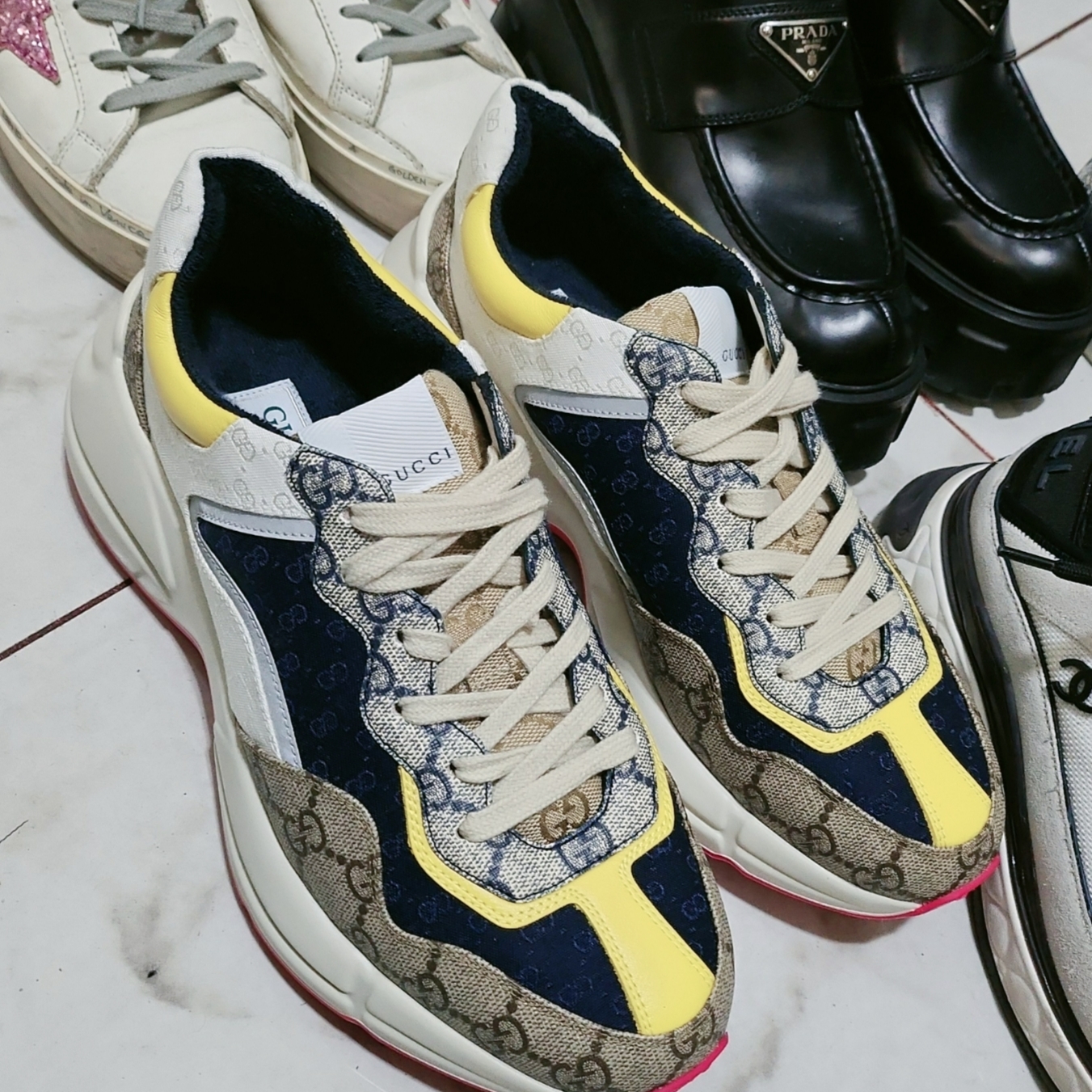 Gucci GG Rhyton Beige Sneakers Ebony Blue 착용 스타일 - 8