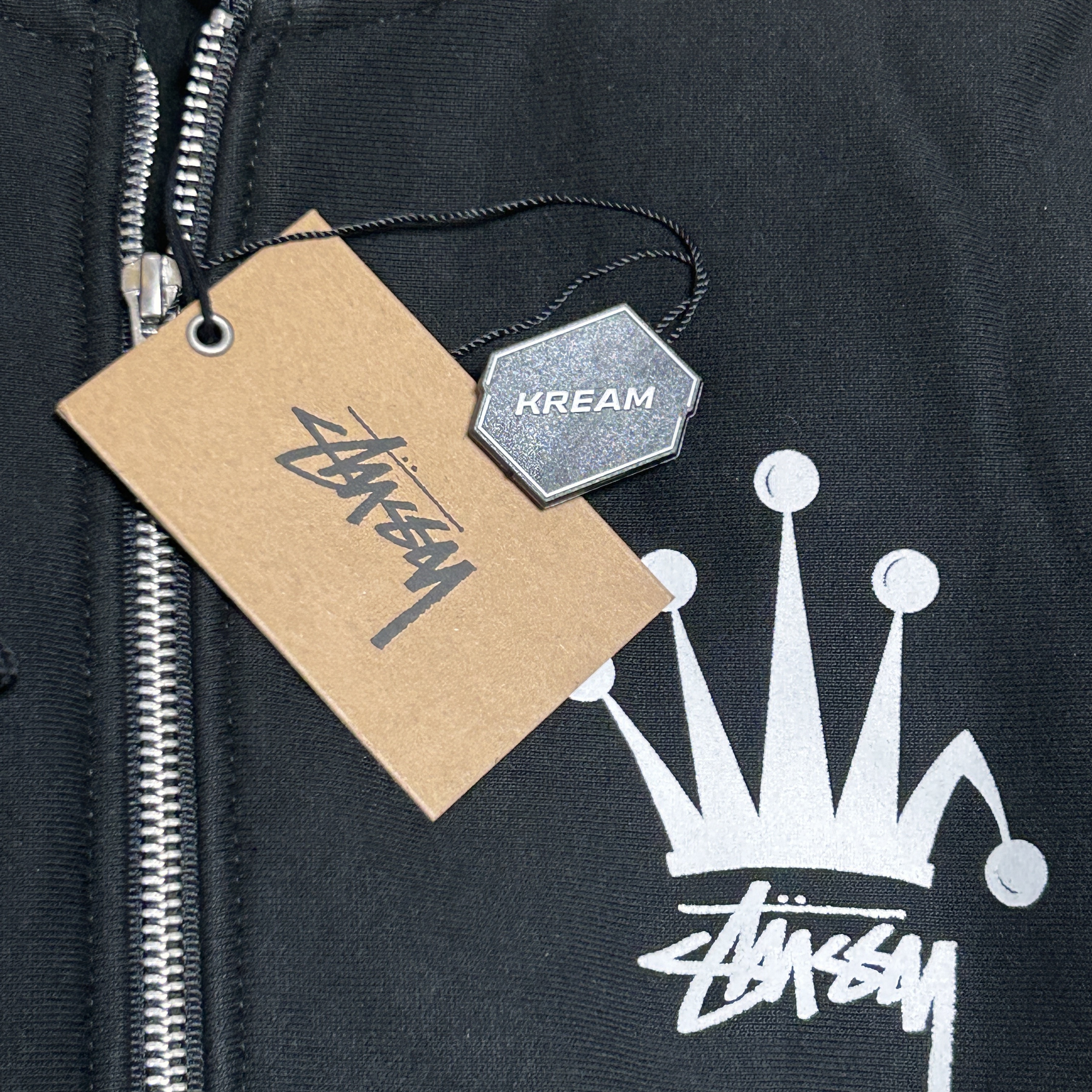 Stussy Regal Crown Zip Hoodie Black 착용 스타일 - 3