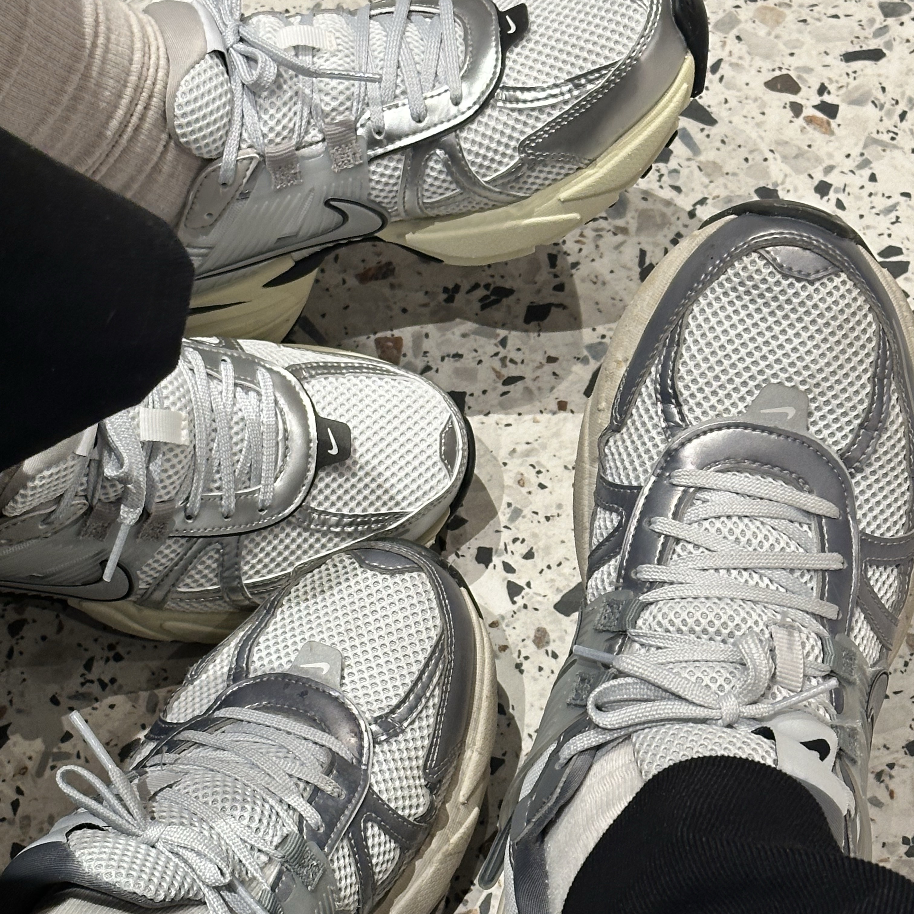 Nike V2K Run Summit White Metallic Silver 착용 스타일