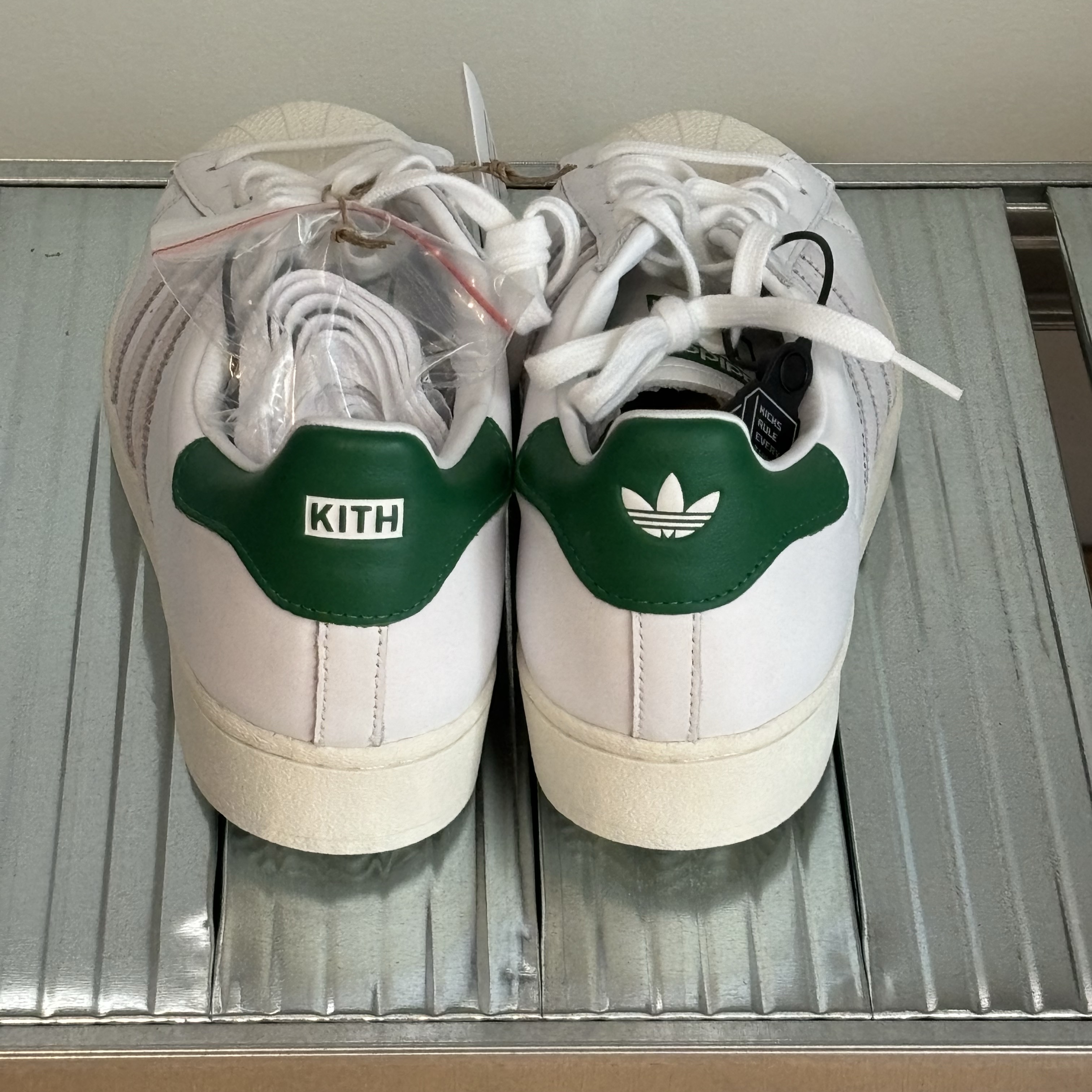 Adidas x Kith Superstar Classics White Fairway, New Balance x Kith R_C 1300 10th Anniversary Antler 착용 스타일 - 1