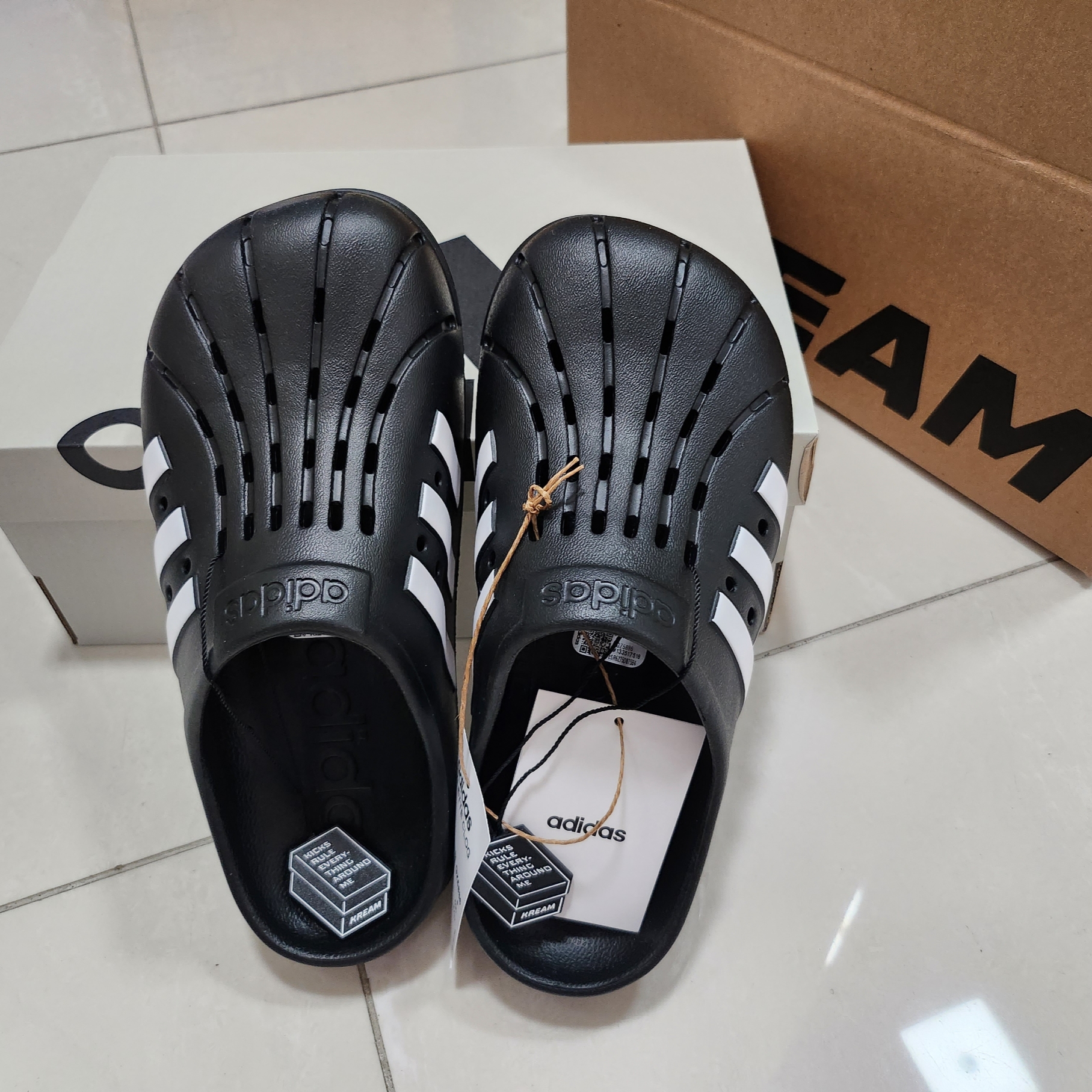Adidas Adilette Clog Black White 착용 스타일 - 1