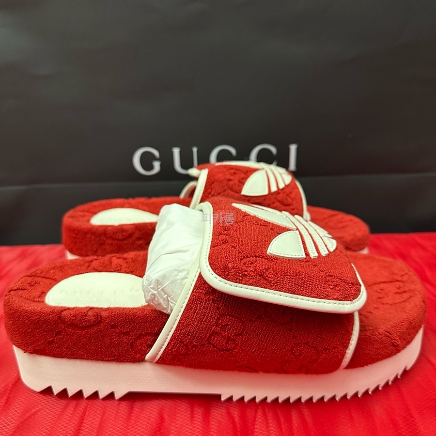 Gucci x Adidas GG Platform Sandal Red 착용 스타일 - 3