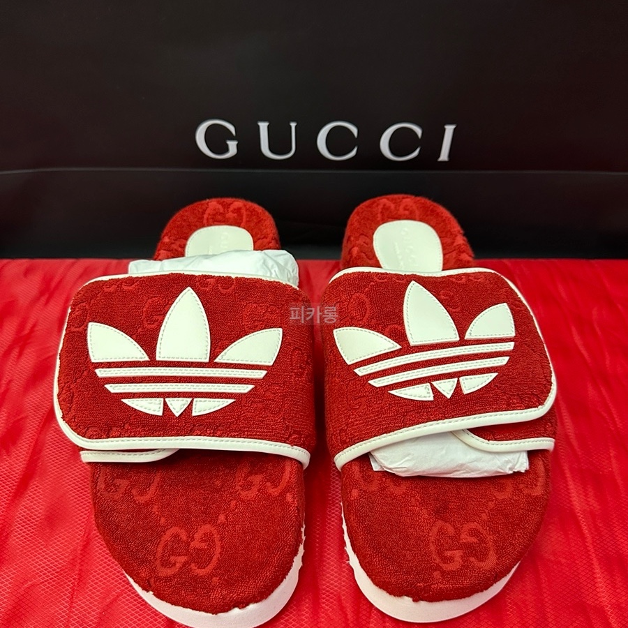 Gucci x Adidas GG Platform Sandal Red 착용 스타일 - 2
