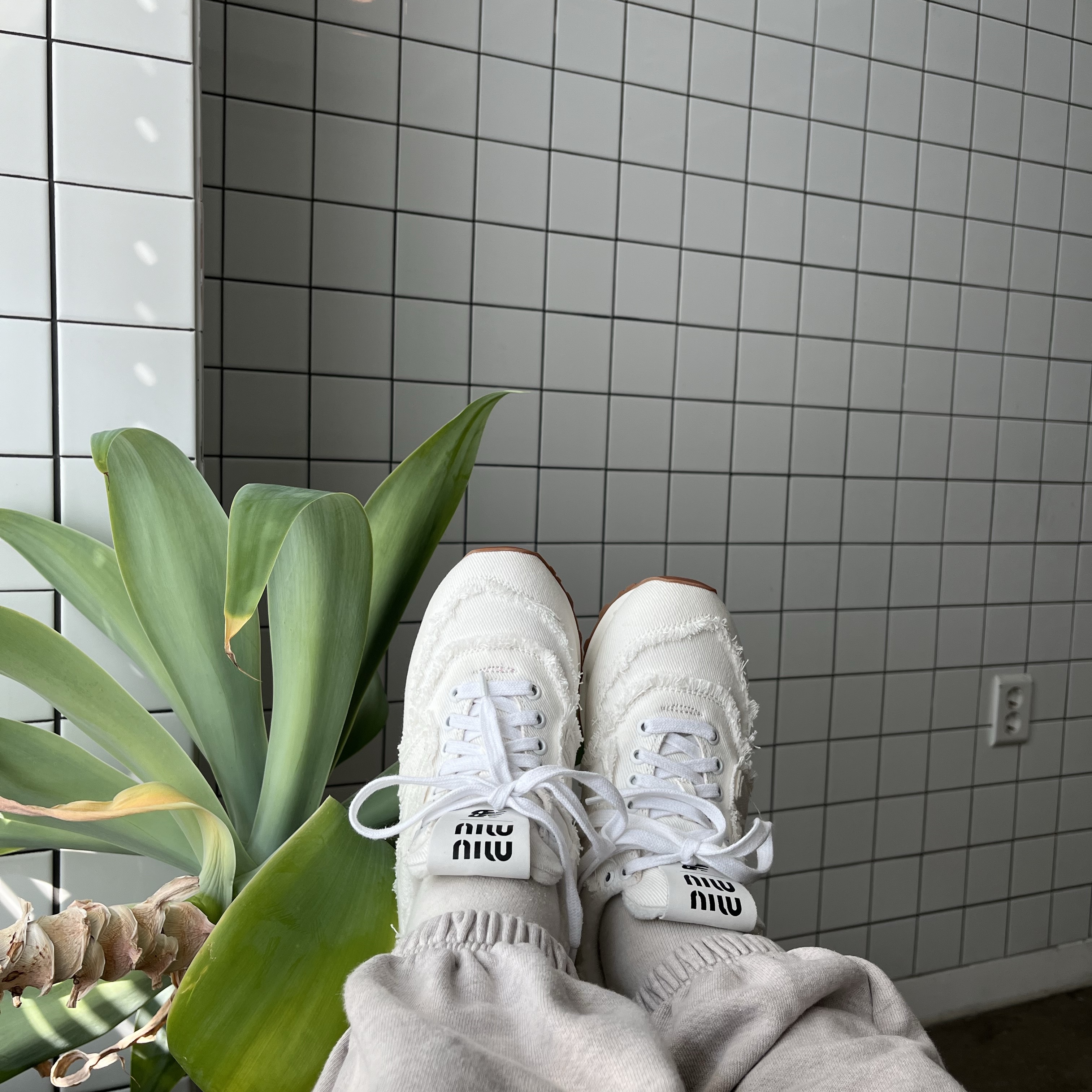 (W) New Balance x Miu Miu 574 Denim White 착용 스타일 - 3