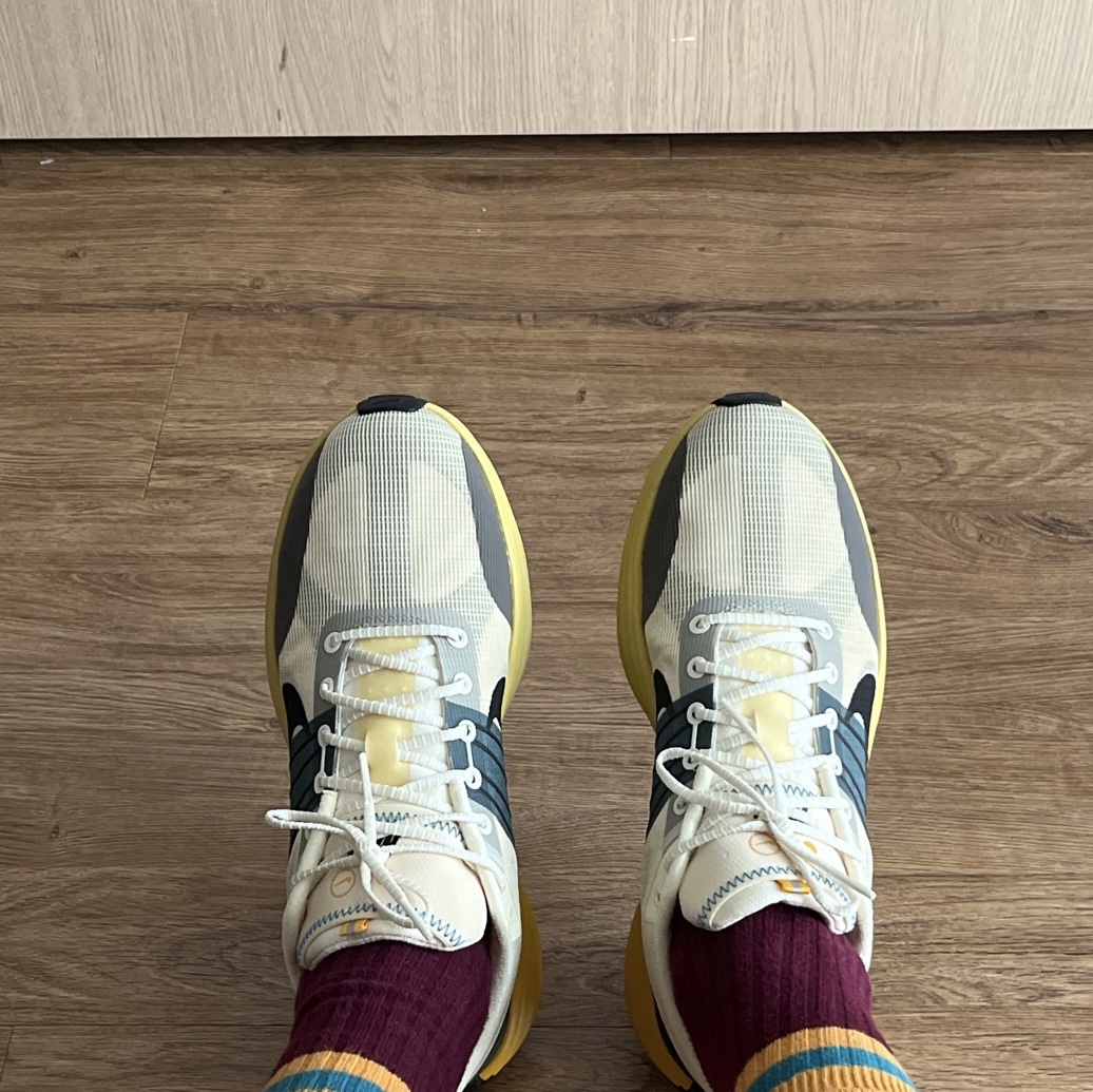 Nike Lunar Roam Alabaster and Green Abyss 착용 스타일