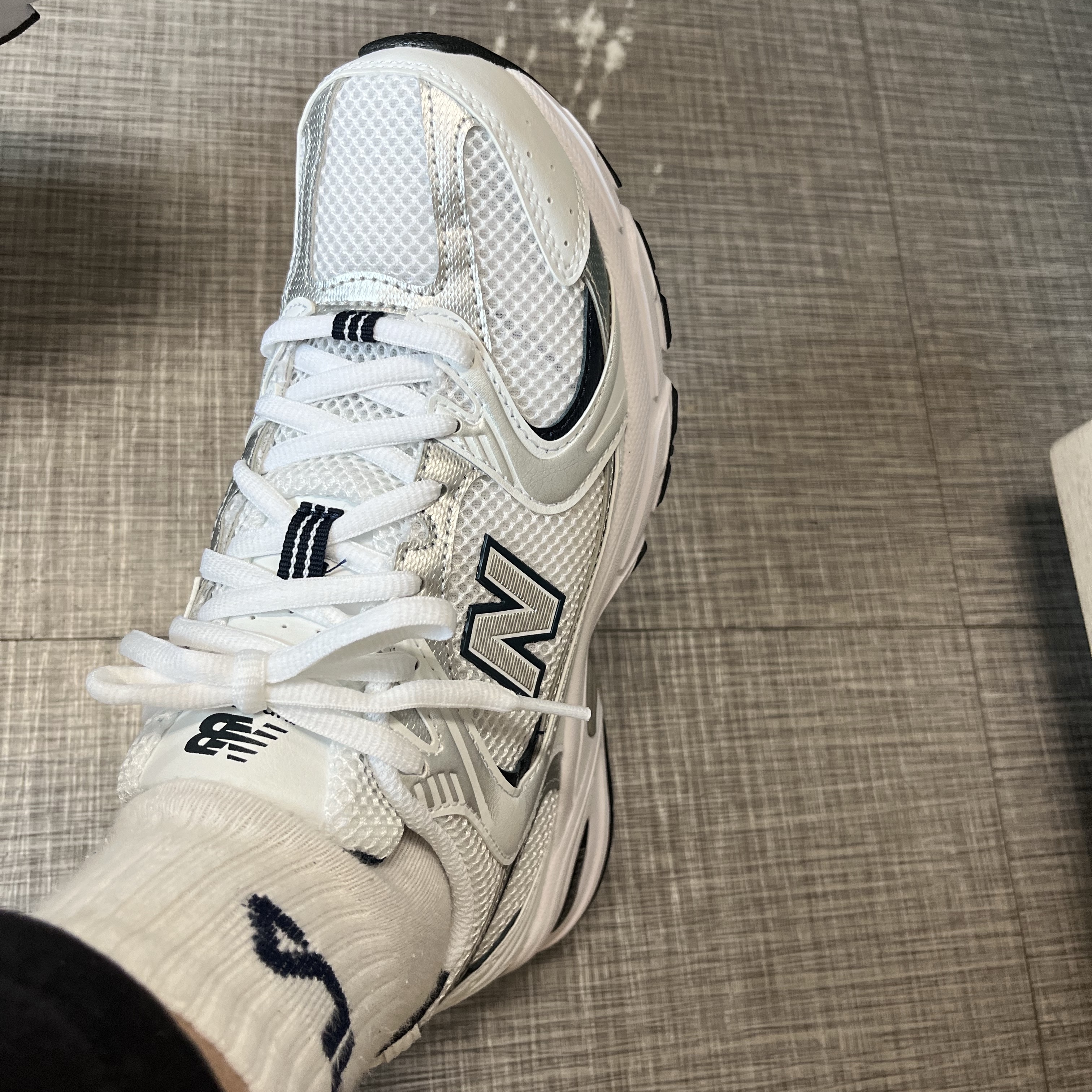 New Balance 530 White 착용 스타일 - 2
