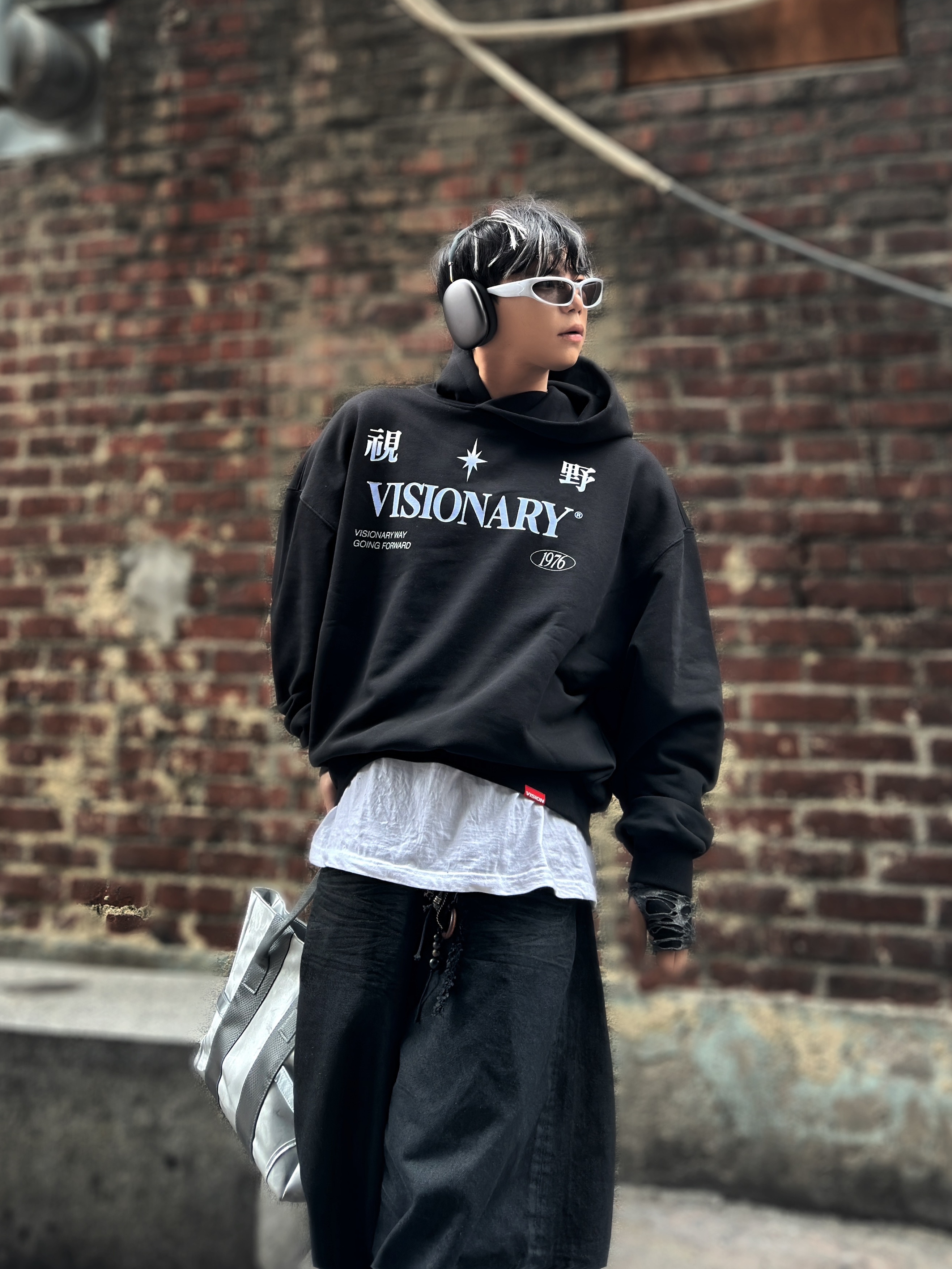 Jordan 1 Retro High OG Chicago 2015, Apple AirPods Max Lightning Space Gray (Korean Ver.) 착용 스타일 - 2