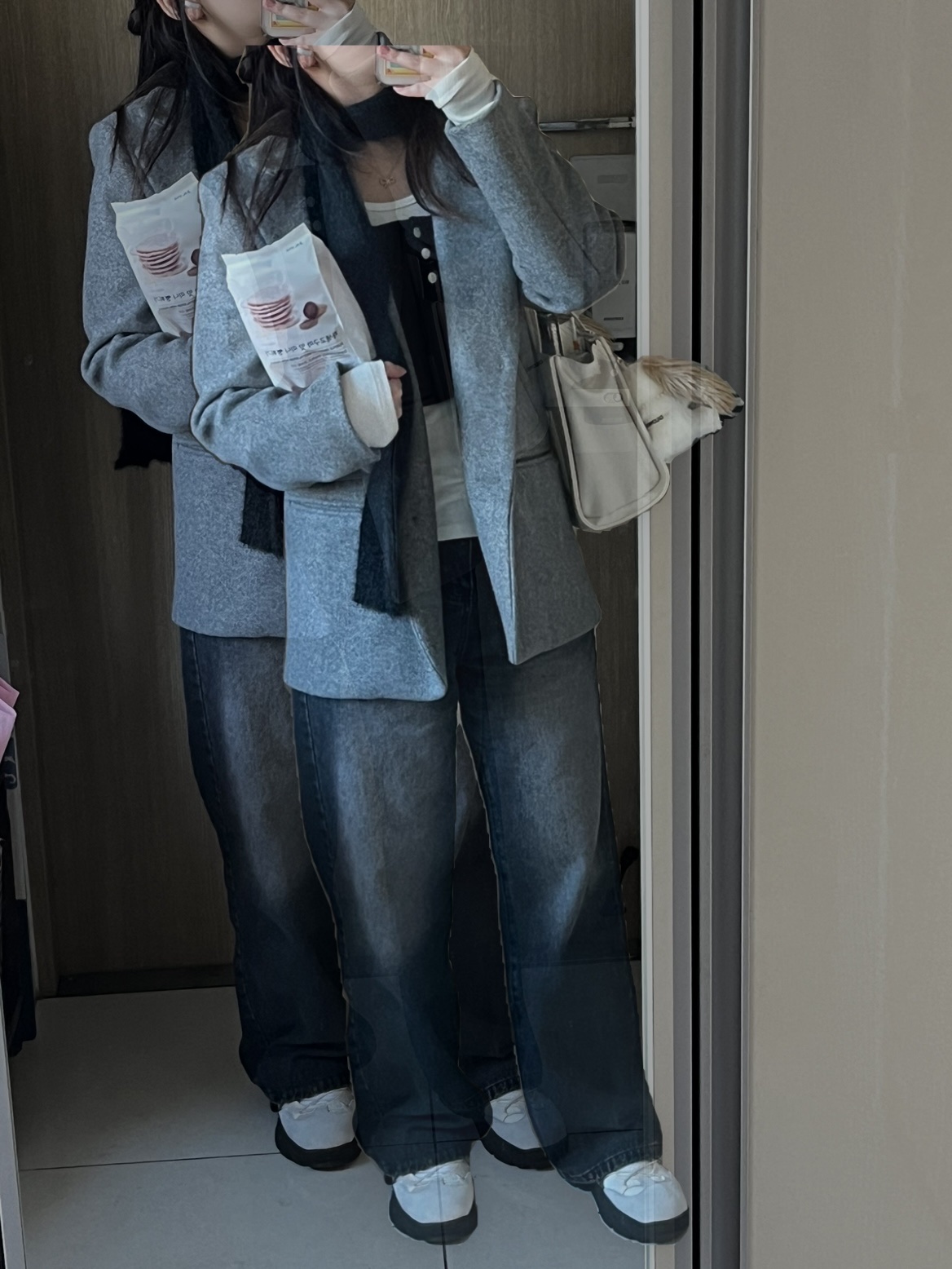 (W) Rockfishweatherwear x Glowny Bryn Velcro Sneakers Ivory 착용 스타일 - 2