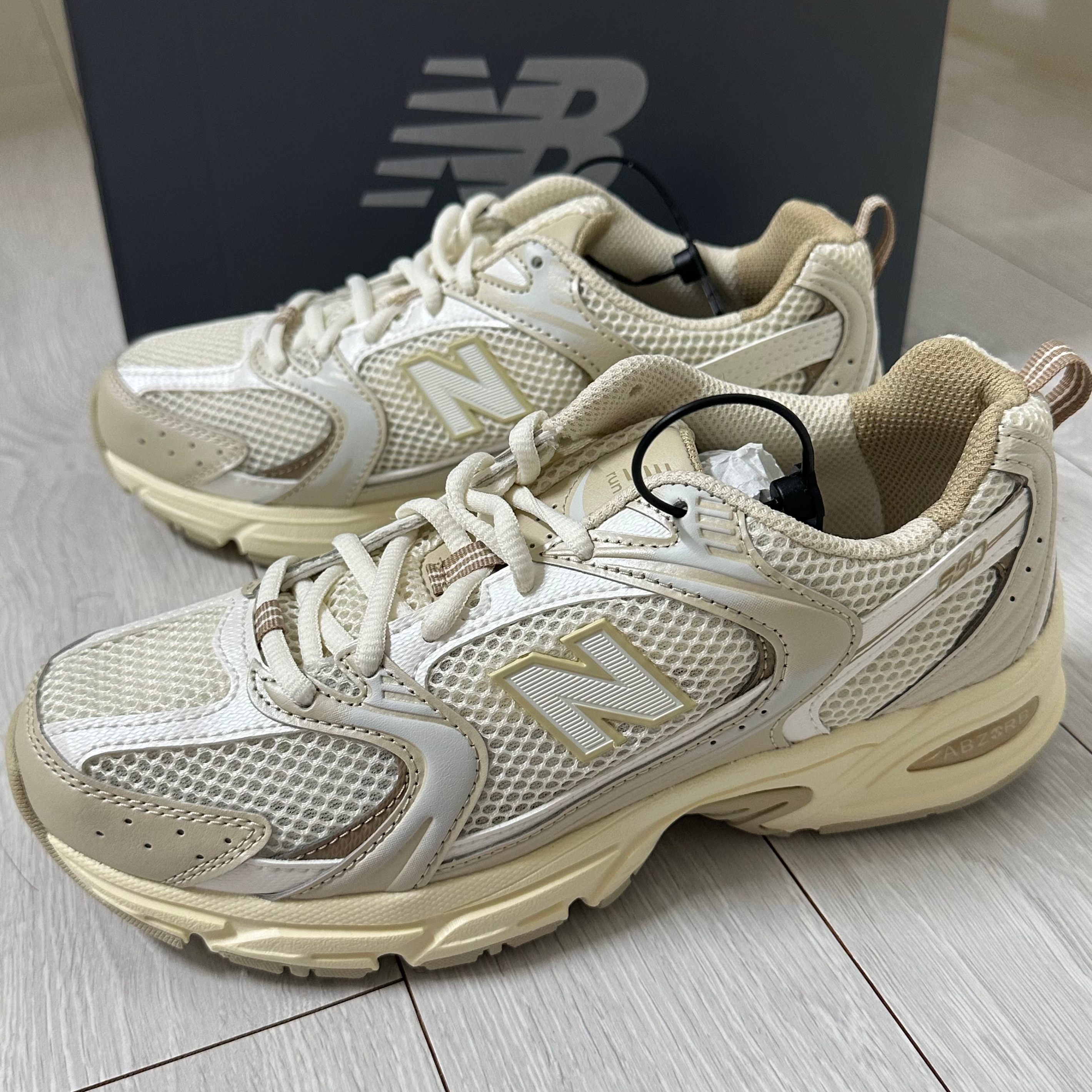 New Balance 530 Beige Angora 착용 스타일