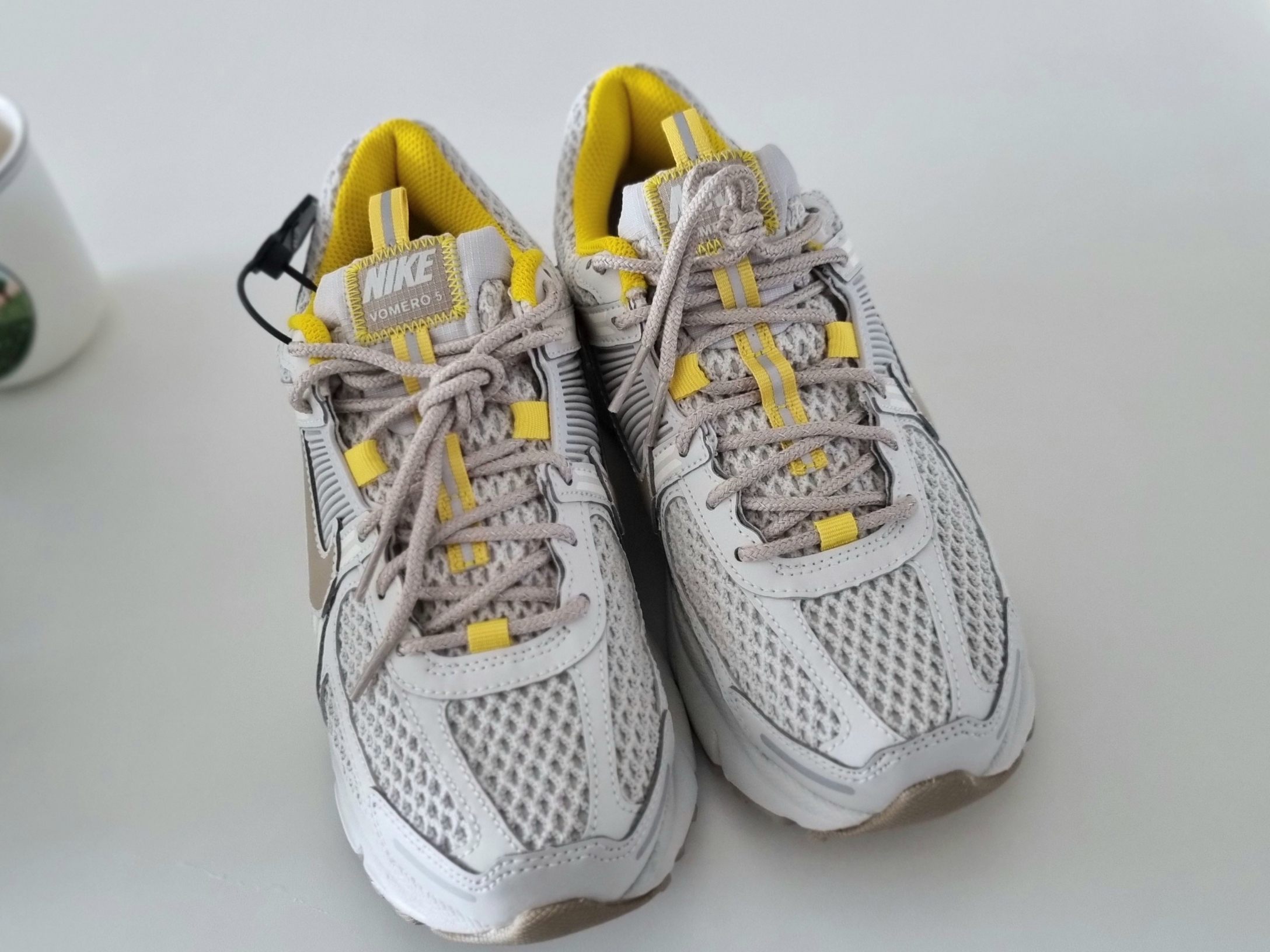 (W) Nike Zoom Vomero 5 Light Bone 착용 스타일