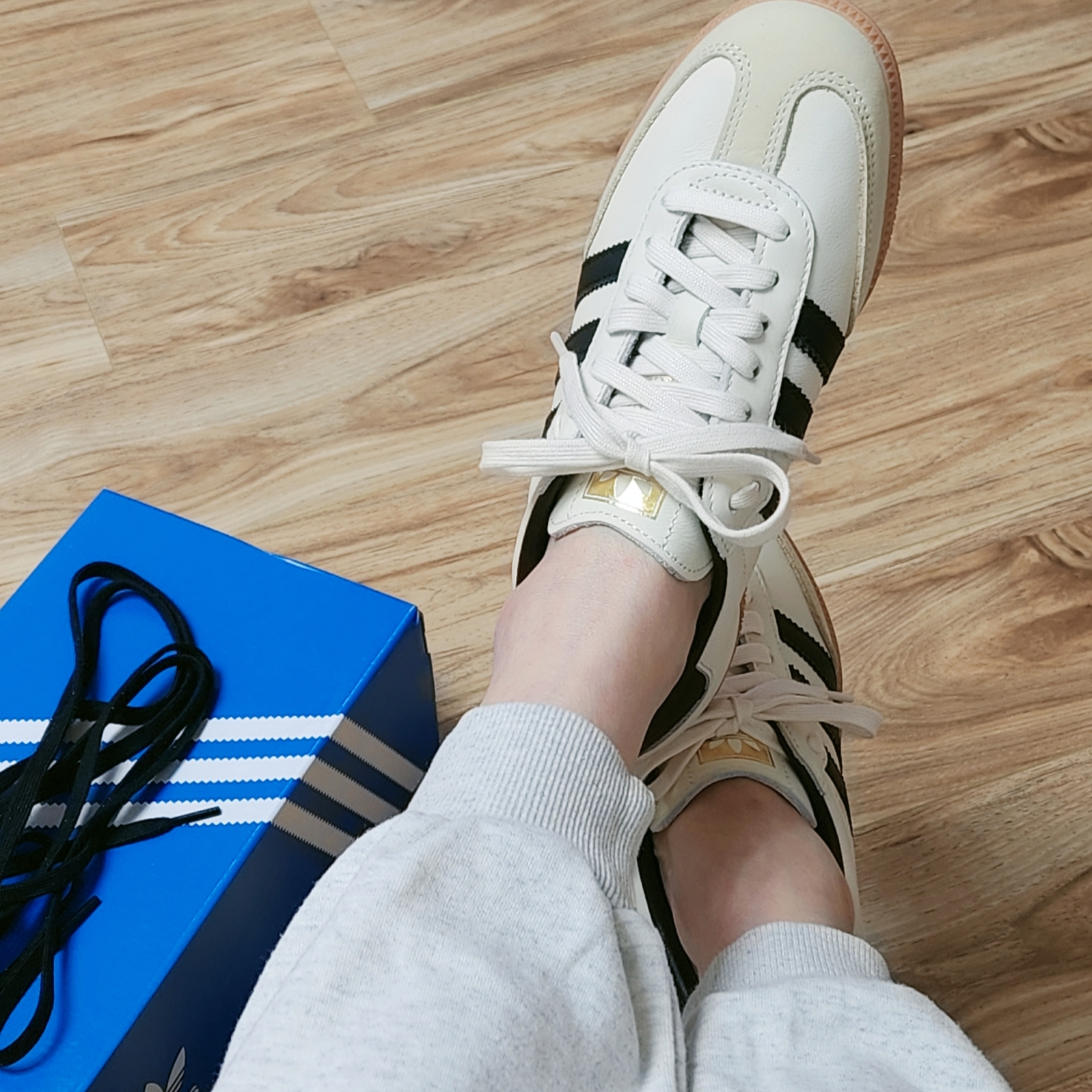(W) Adidas Samba OG Cream White Core Black 착용 스타일 - 2
