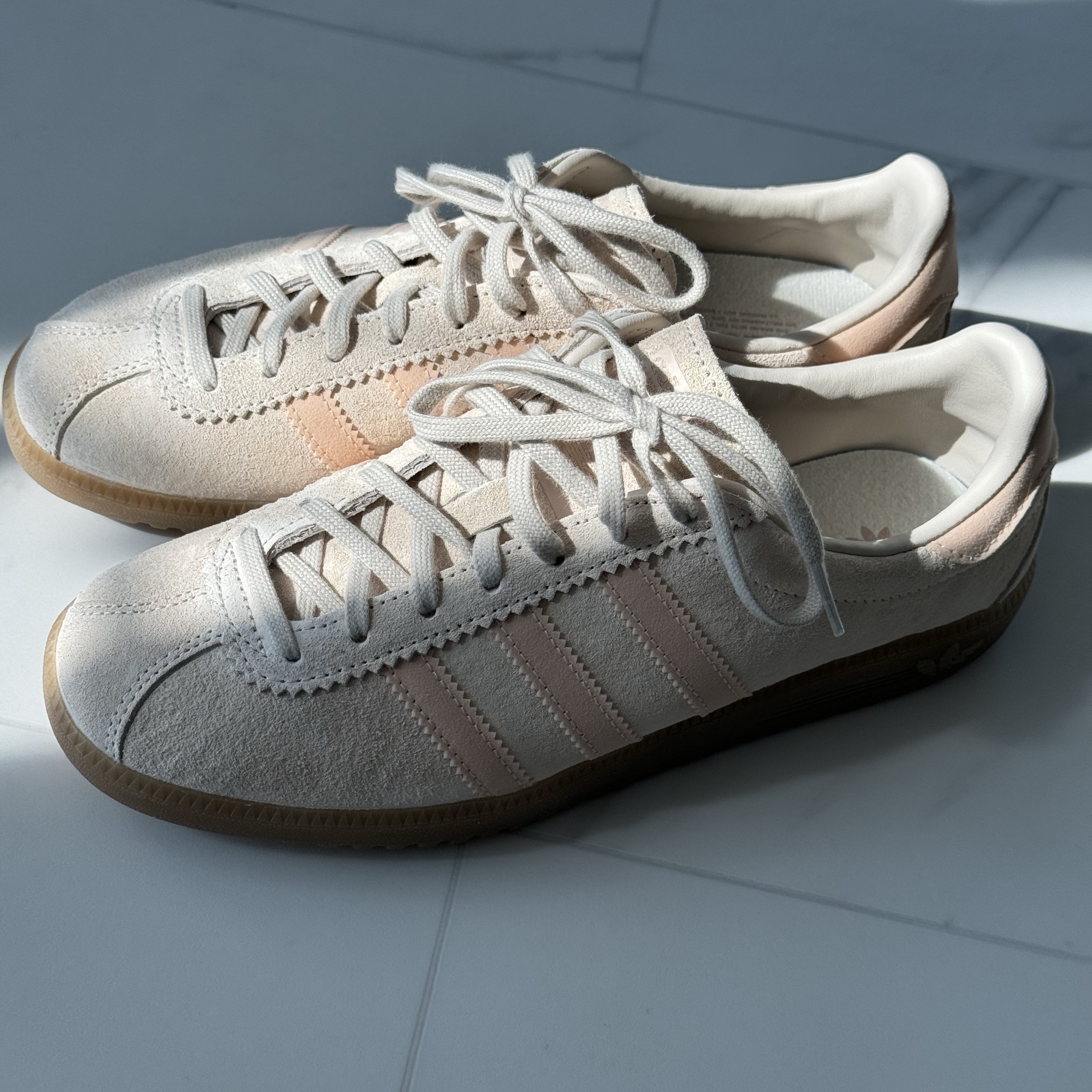 Adidas Bermuda Wonder White 착용 스타일