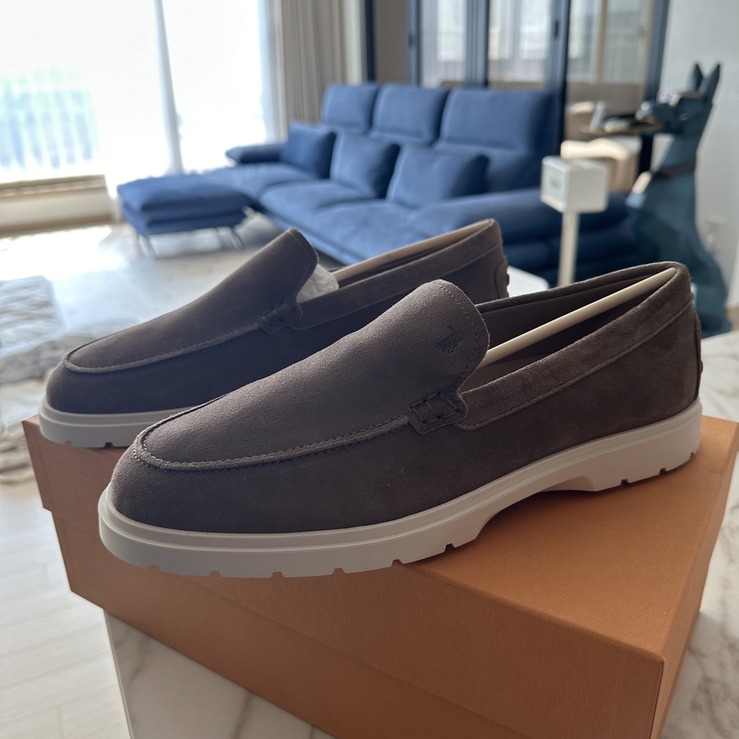 Tod's Suede Slipper Loafers Beige 착용 스타일