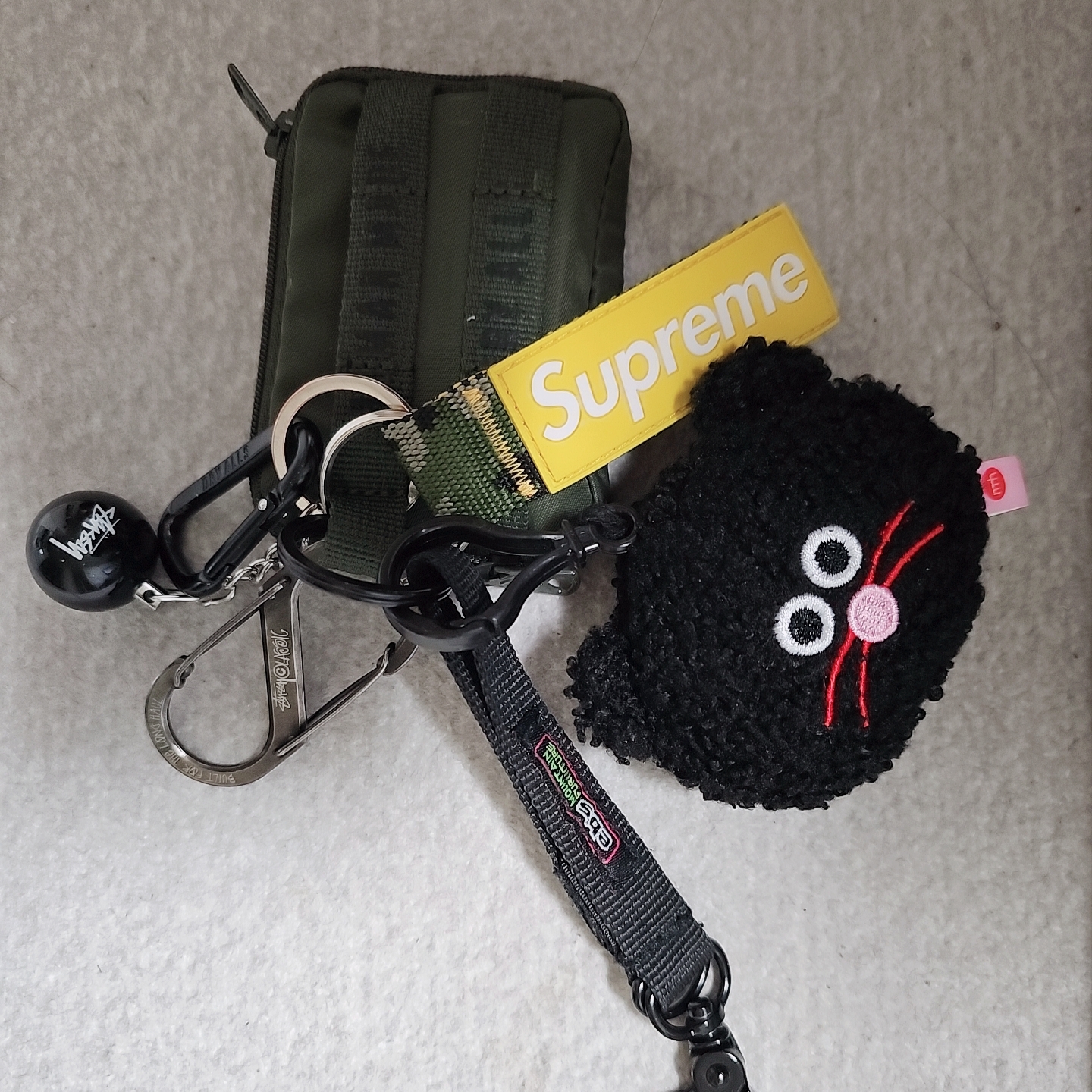 Supreme Webbing Keychain Yellow Camo - 23SS, Human Made Military Card Case Olive Drab 착용 스타일 - 2