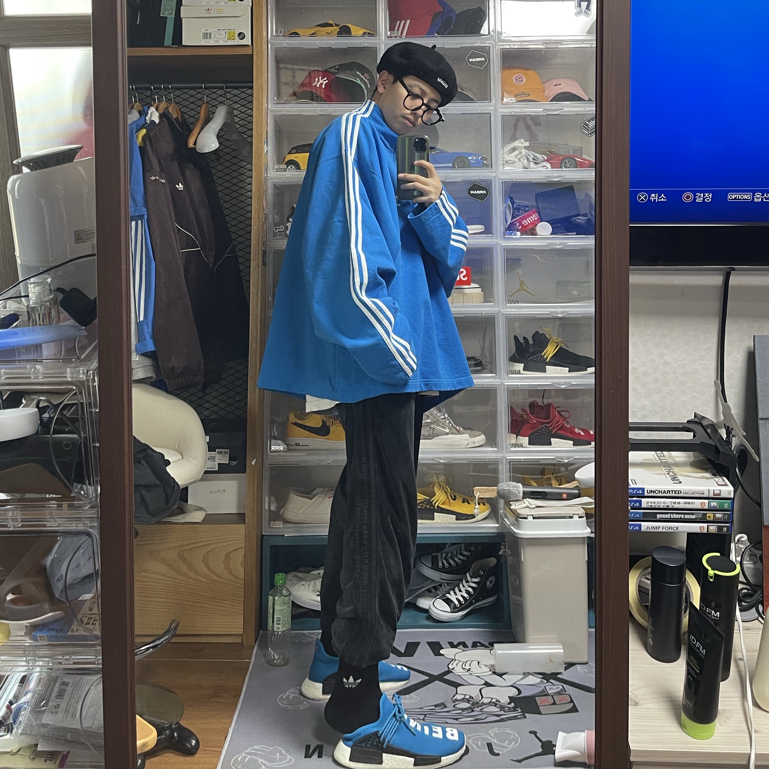Adidas x Pharrell Williams Hu NMD Human Being Sharp Blue, Adidas x Pharrell Williams Hu NMD Scarlet 착용 스타일