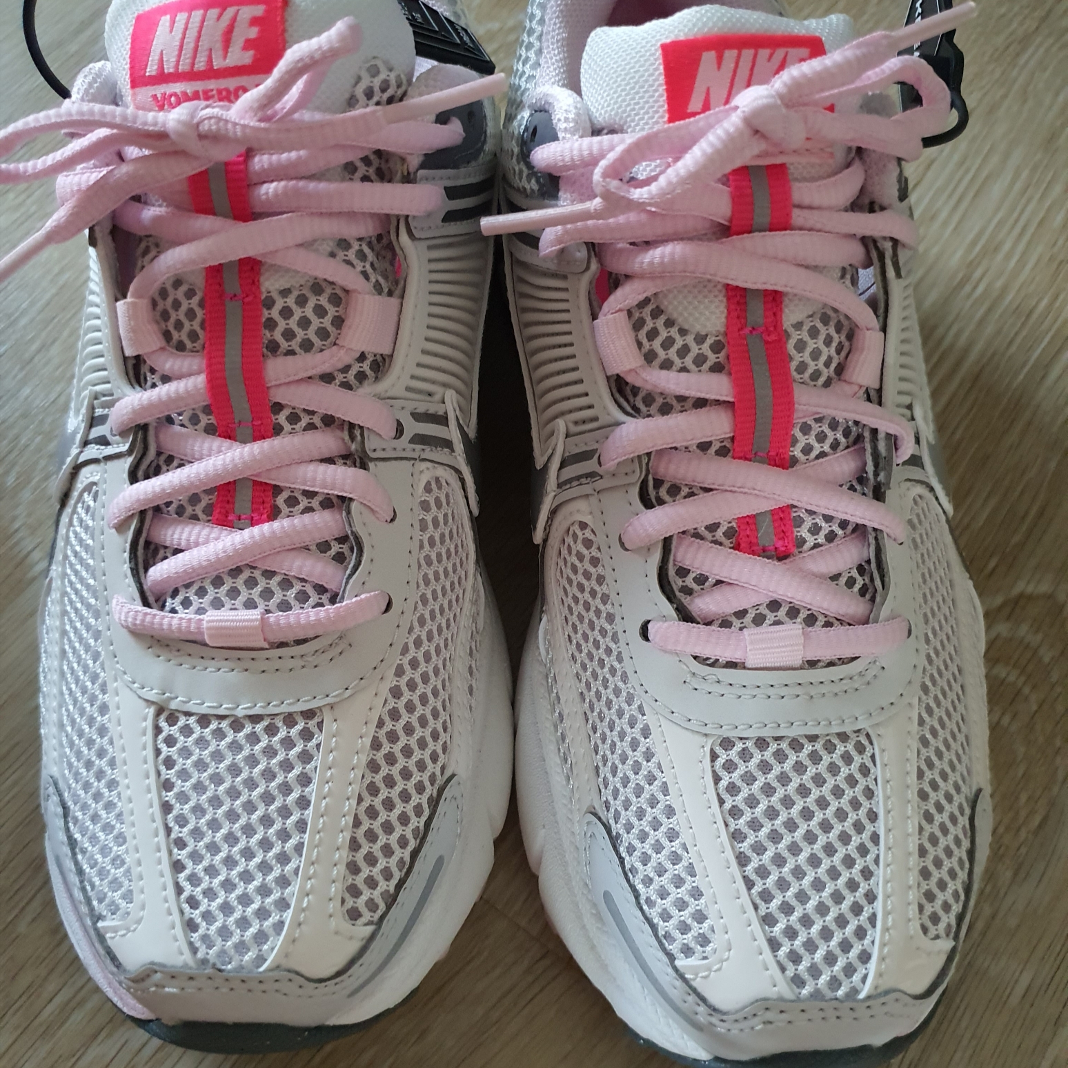 (W) Nike Zoom Vomero 5 Photon Dust Metallic Silver 착용 스타일