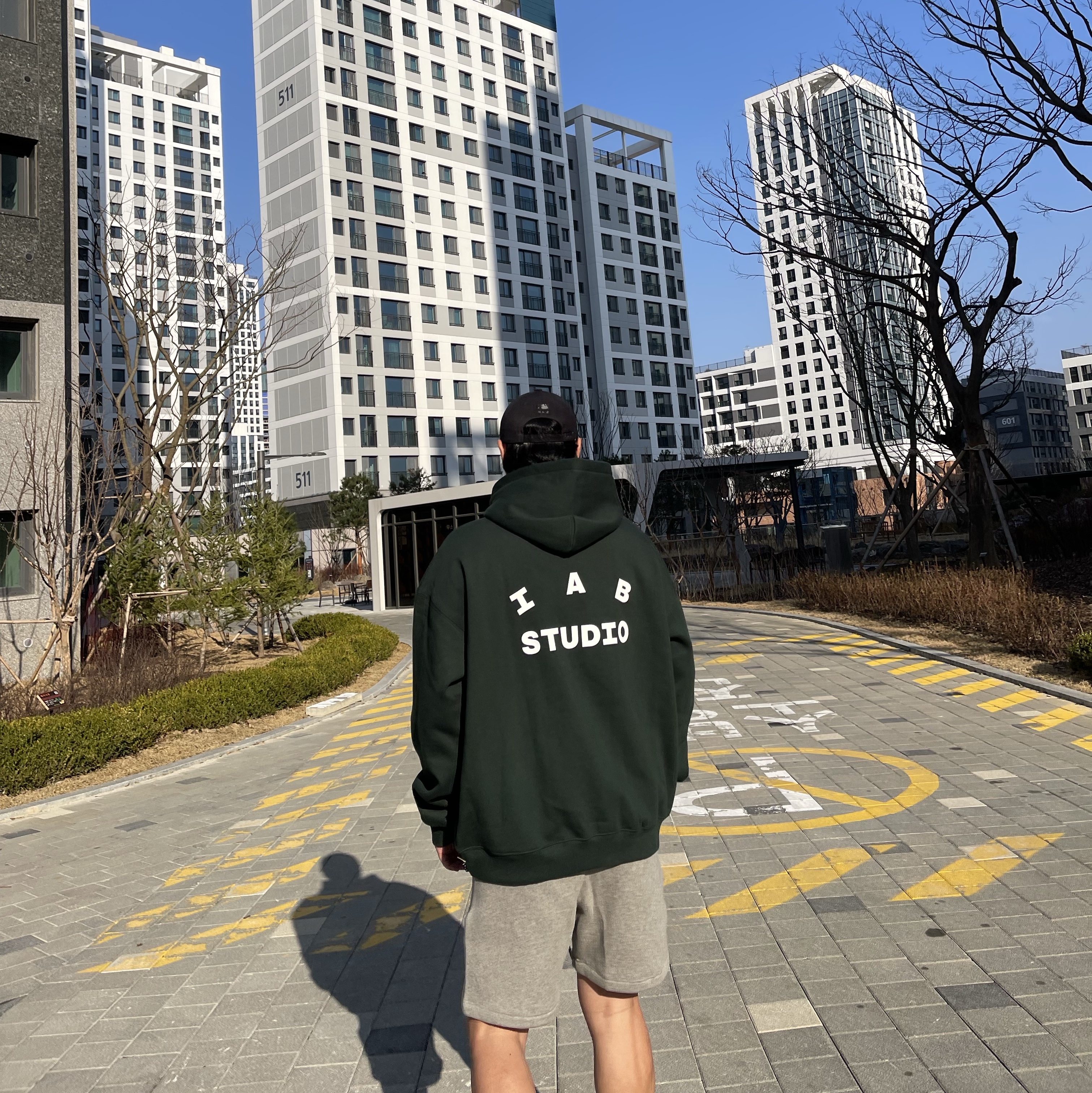 IAB Studio Hoodie Deep Green, Essentials 1977 Shorts Dark Oatmeal - 22SS 착용 스타일 - 1