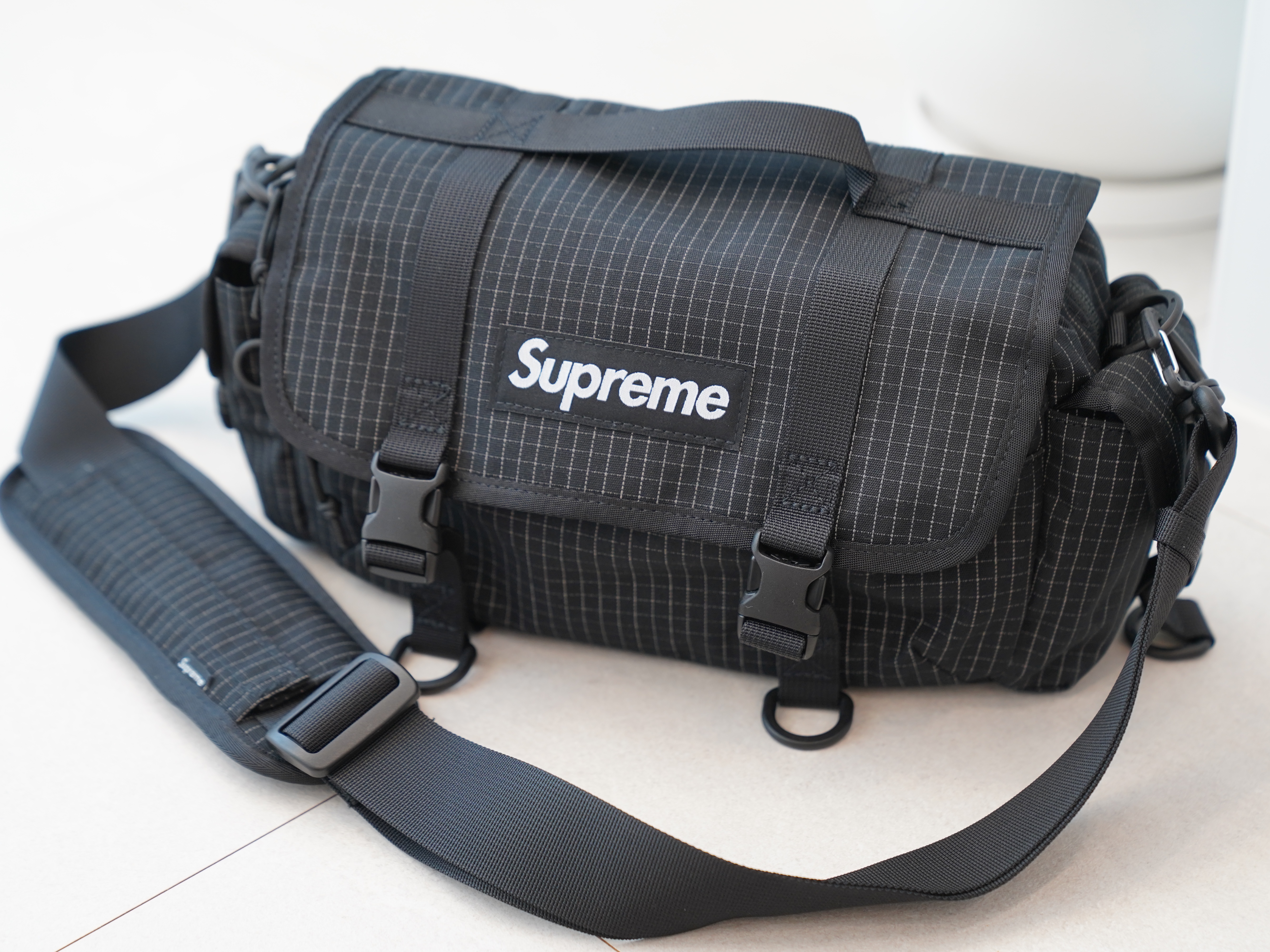 Supreme Mini Duffle Bag Black - 24SS, Supreme Hav-A-Hank Bandanas Multicolor (Set of 3) - 24SS 착용 스타일 - 2