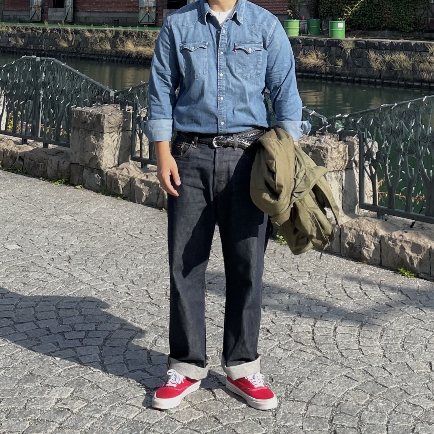 Levi's 501 Original Fit Jean Dark Wash, Vans Vault OG Authentic LX Red 착용 스타일 - 2