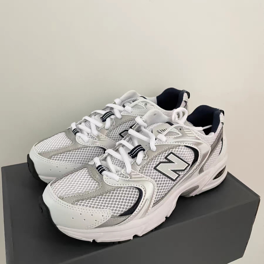 New Balance 530 White 착용 스타일