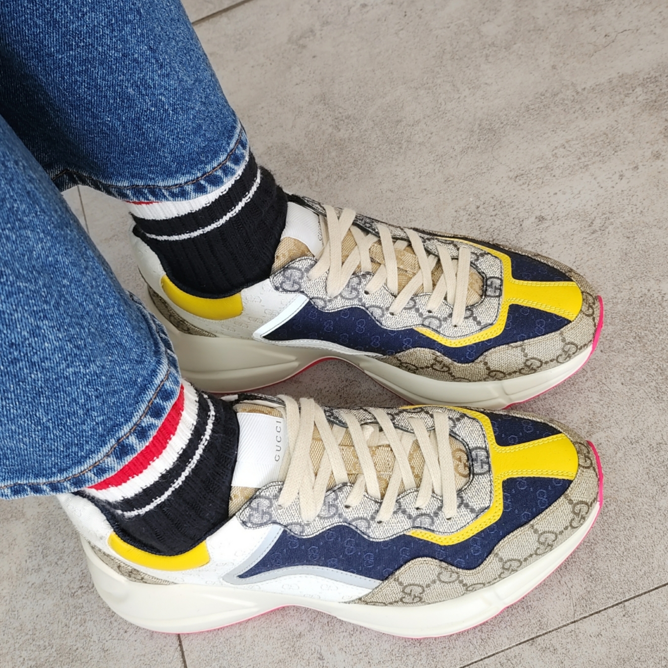 Gucci GG Rhyton Beige Sneakers Ebony Blue 착용 스타일 - 2