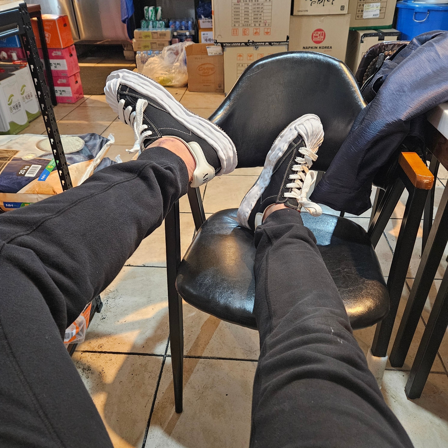 Maison Mihara Yasuhiro Blakey OG Sole Canvas Low-top Sneakers Black White 착용 스타일 - 1