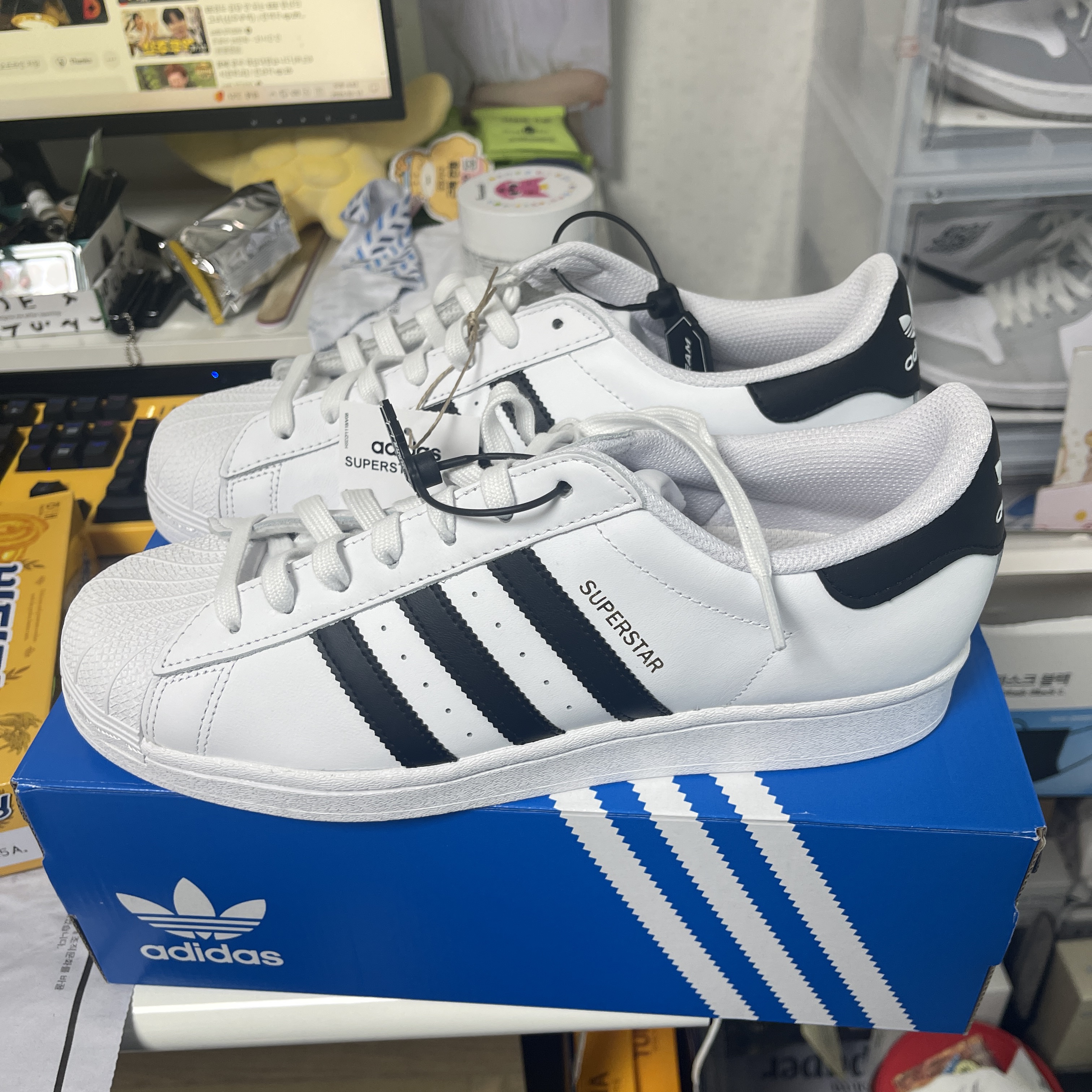 Adidas Superstar White Black 착용 스타일 - 3