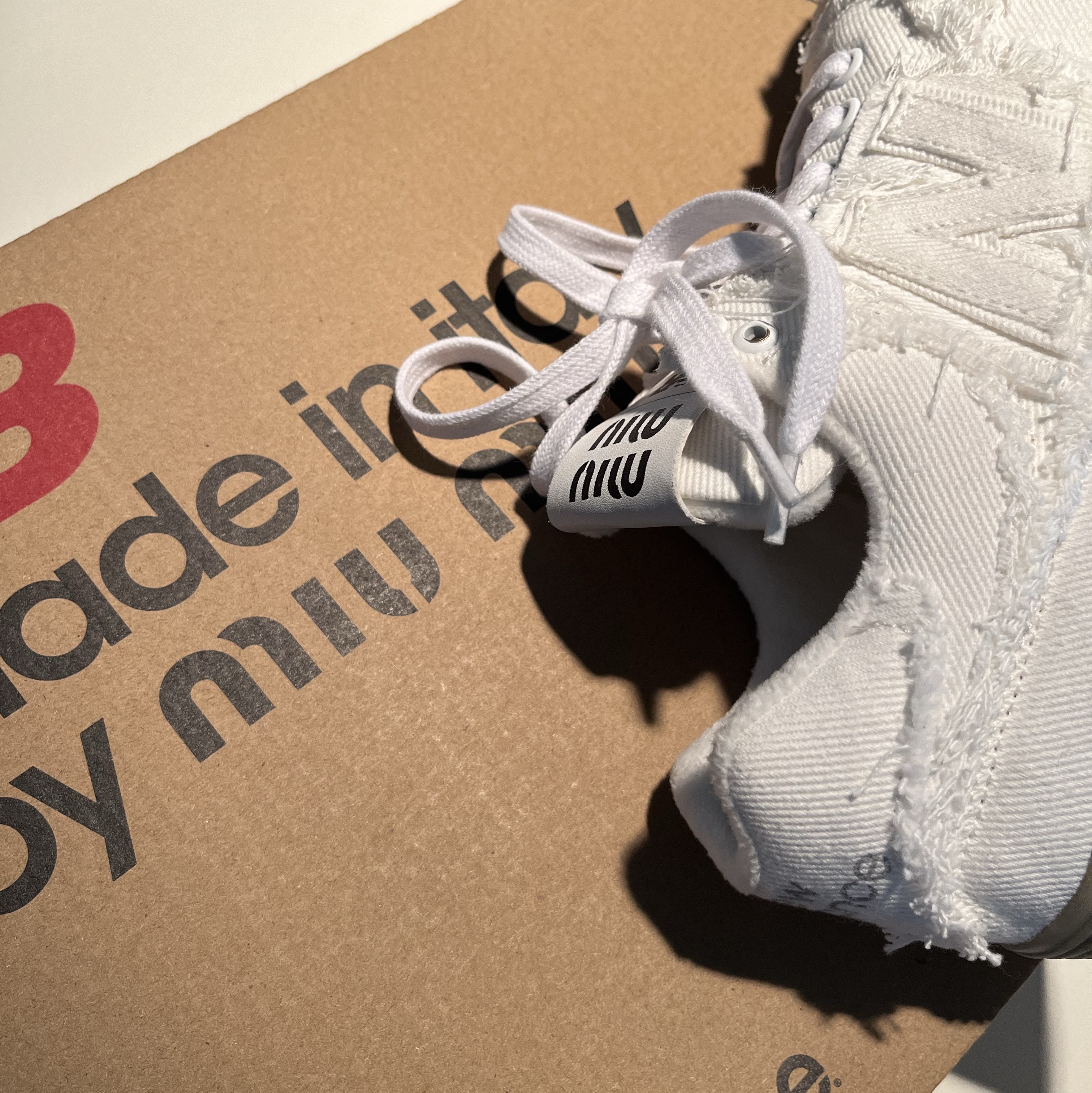 (W) New Balance x Miu Miu 574 Denim White 착용 스타일 - 1