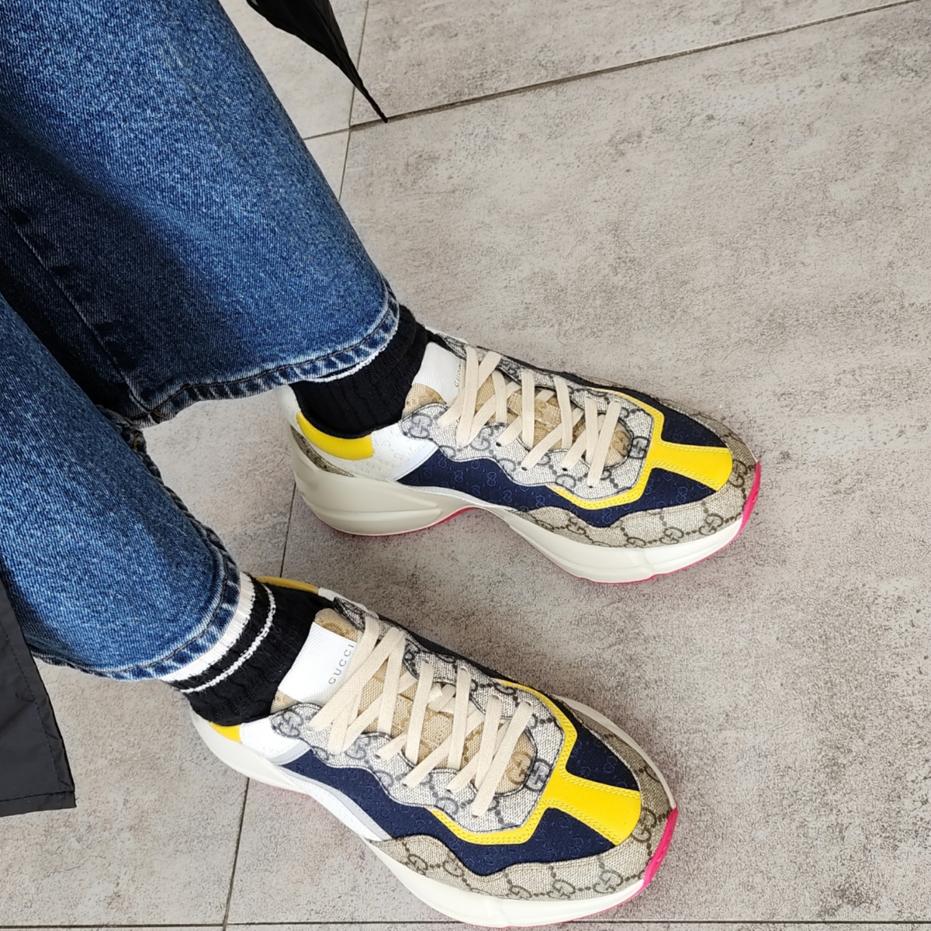 Gucci GG Rhyton Beige Sneakers Ebony Blue 착용 스타일 - 4