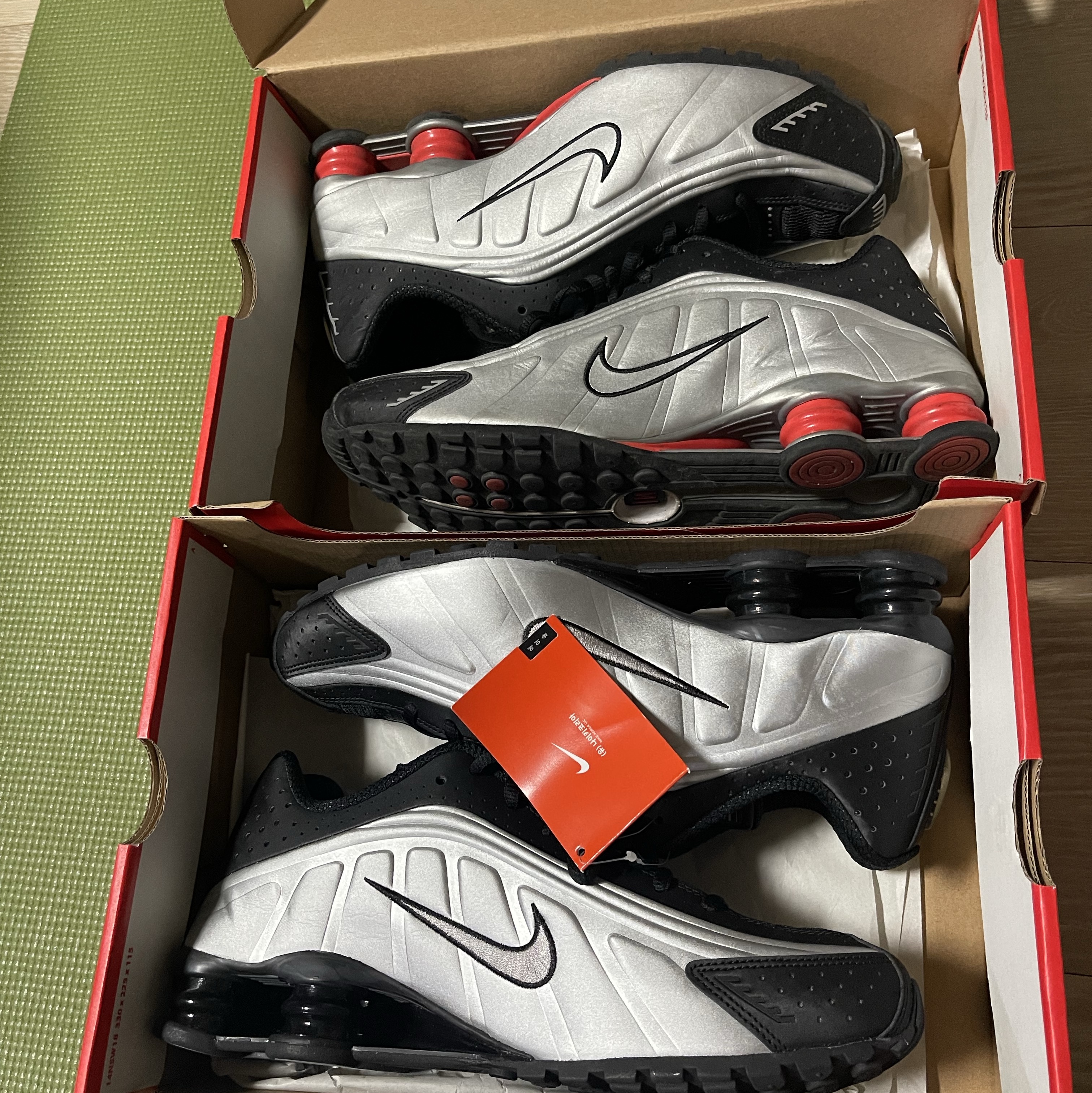 Nike Shox R4 Black and Metallic Silver 착용 스타일