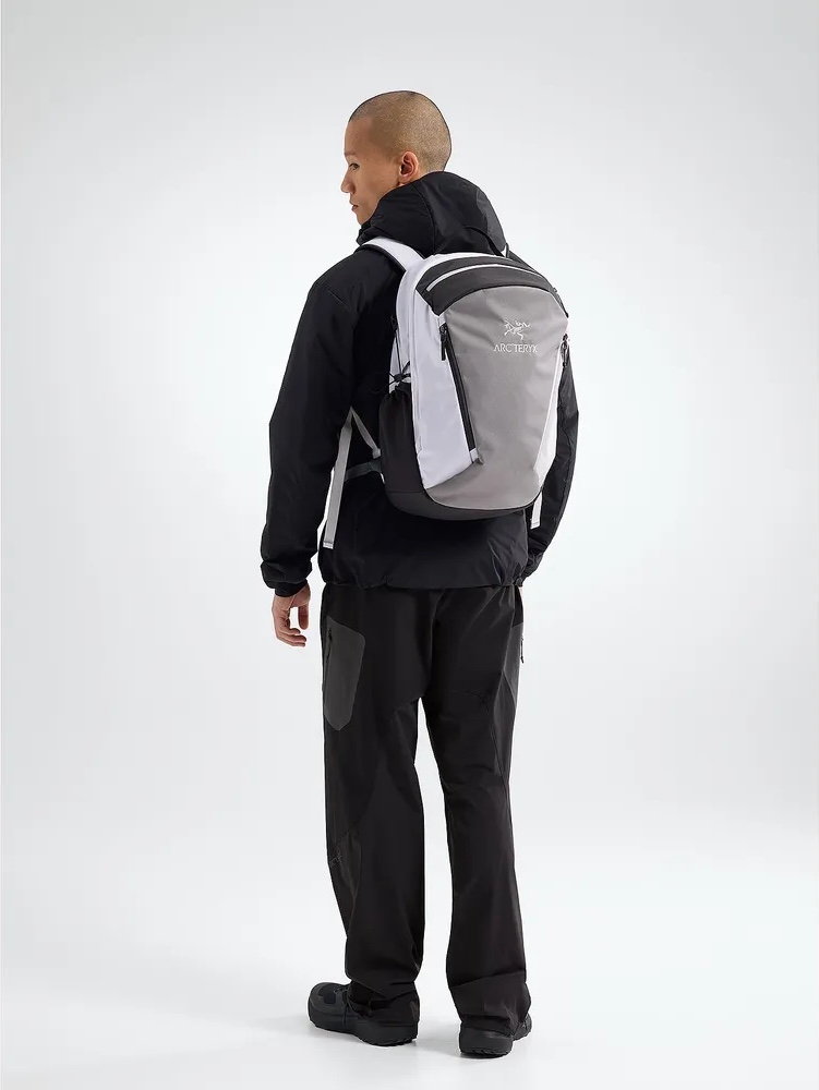 Arc'teryx x Beams Mantis 26 Backpack Tranquil 착용 스타일 - 3